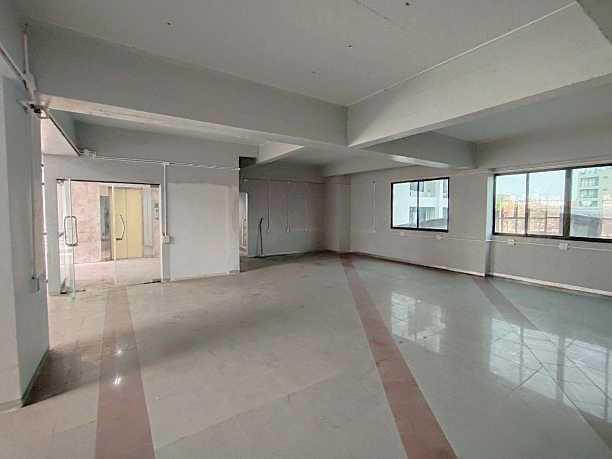 For RentShop HouseRama9, Petchburi, RCA : 🏢 A 7-storey building with a solid structure, located on Rama 9 Road 💥  Special Price 💥 ** NO CO-AGENT ** 