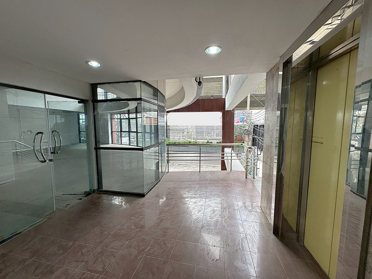 For RentShop HouseRama9, Petchburi, RCA : 🏢 A 7-storey building with a solid structure, located on Rama 9 Road 💥  Special Price 💥 ** NO CO-AGENT ** 