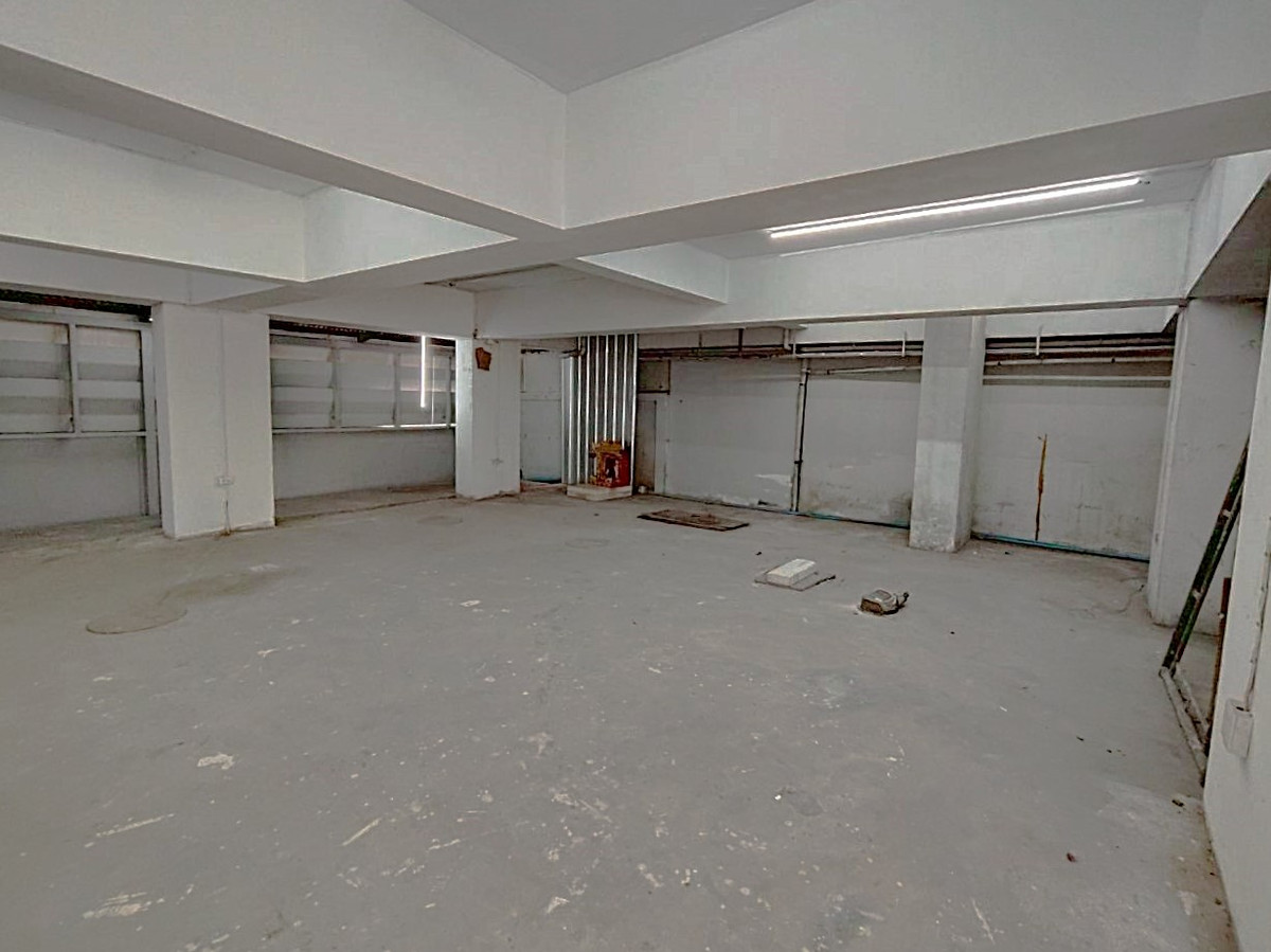 For RentShop HouseRama9, Petchburi, RCA : 🏢 A 7-storey building with a solid structure, located on Rama 9 Road 💥  Special Price 💥 ** NO CO-AGENT ** 