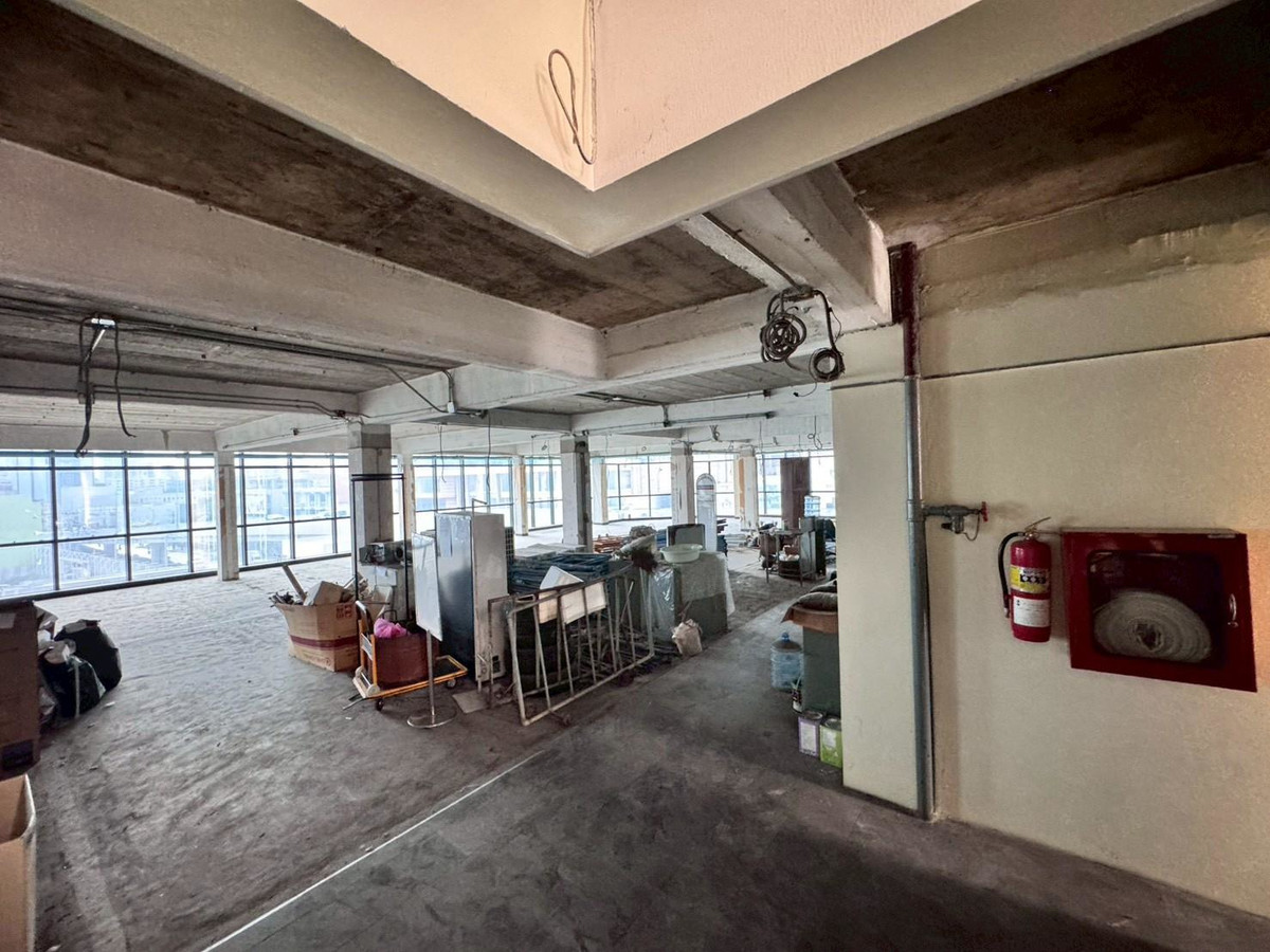 For RentOfficeRamkhamhaeng, Hua Mak : Office space for rent, 4th floor, beautiful open building, suitable for doing business. Next to Ramkhamhaeng Road (N.1922)