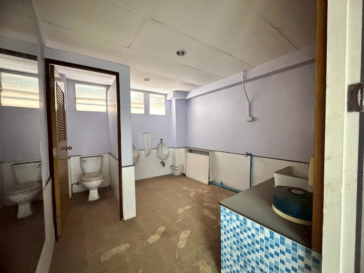 For RentOfficeRamkhamhaeng, Hua Mak : Office space for rent, 1st floor and mezzanine, beautiful open building, next to Ramkhamhaeng Road (N.1920)