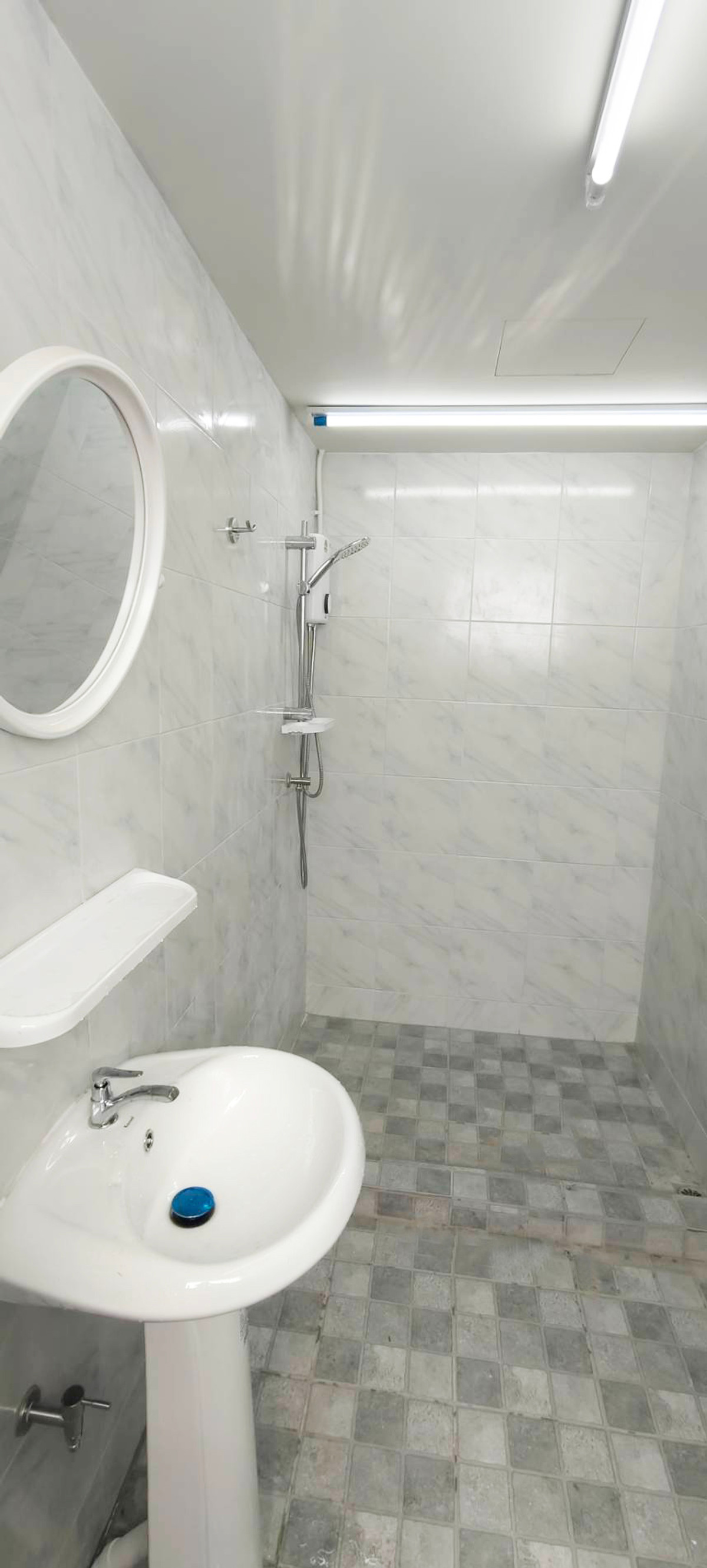 For RentOfficeBangna, Bearing, Lasalle : ✨Rent | Commercial building Bearing, 400 sqm, BTS Bearing, MRT Si Bearing Yellow Line, warehouse office, 3-phase electricity, epoxy flooring, e-commerce space, SME office, Bang Na area, BITEC nearby