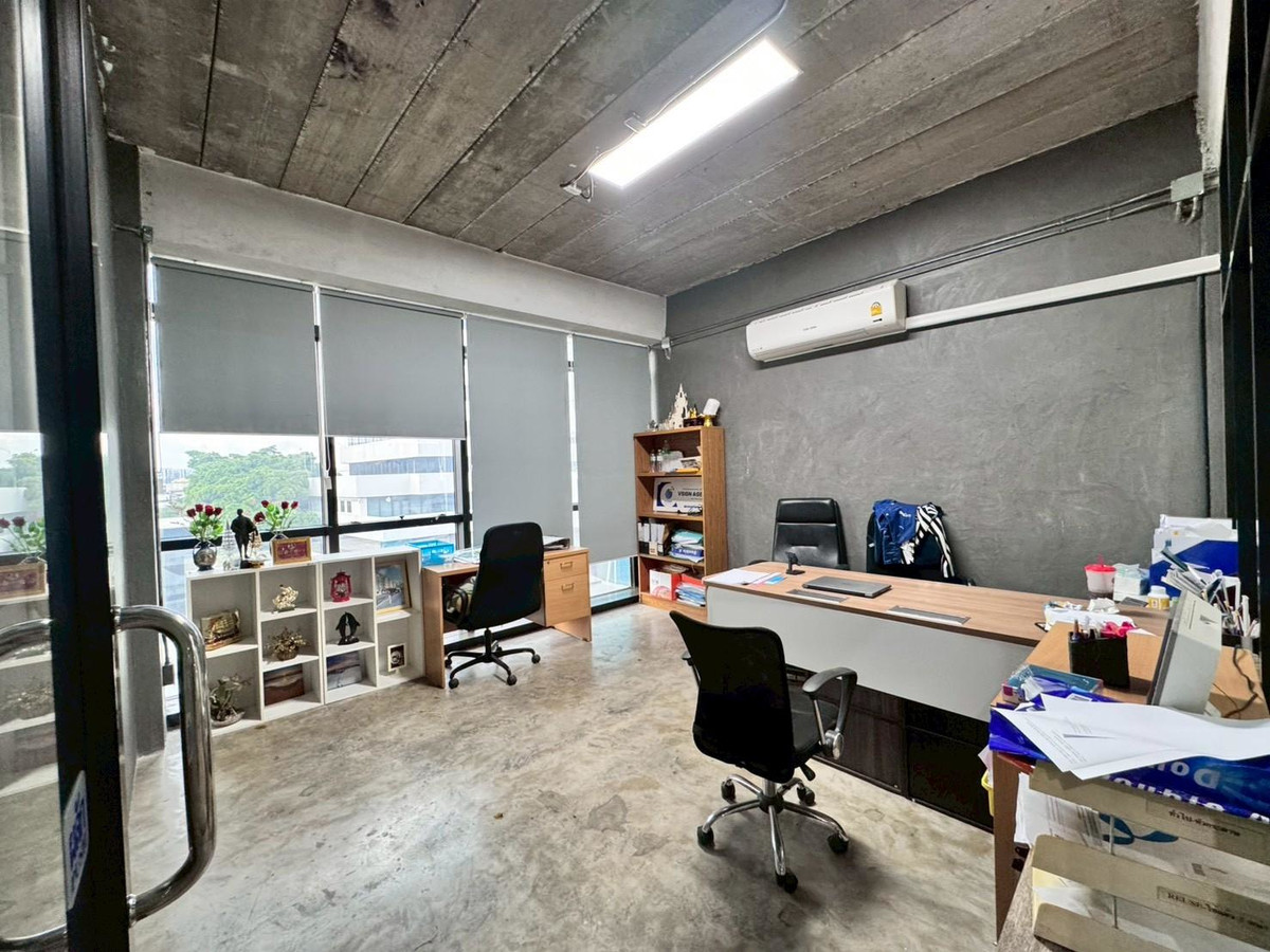 For RentOfficeRamkhamhaeng, Hua Mak : Office space for rent, 5th floor, beautiful open building, suitable for doing business. Next to Ramkhamhaeng Road (N.1923)