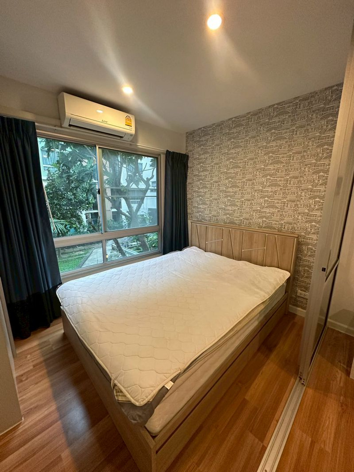 For RentCondoLadkrabang, Suwannaphum Airport : For rent, garden view room, clean condition, very cool room, room ready to move in *** For rent V condo Chalong Krung