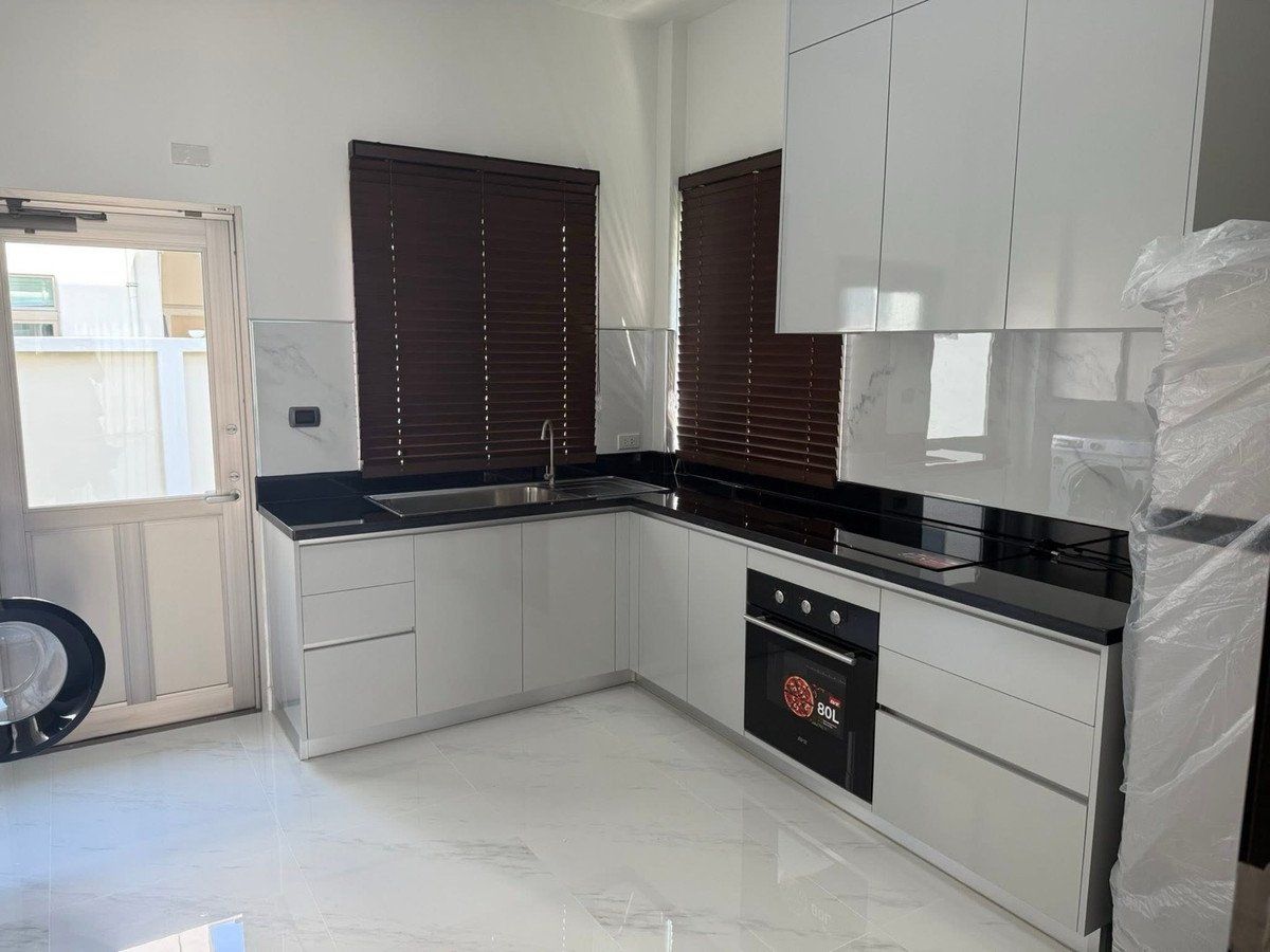 For RentHouseLadkrabang, Suwannaphum Airport : 📢👇Spacious Luxury Home for Rent . Easy access to Sukhumvit Road,expressways, and lifestyle hubs, surrounded by top international schools and community malls.