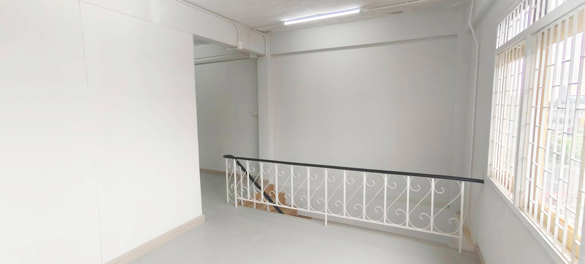 For RentOfficeBangna, Bearing, Lasalle : ✨Rent | Commercial building Bearing, 400 sqm, BTS Bearing, MRT Si Bearing Yellow Line, warehouse office, 3-phase electricity, epoxy flooring, e-commerce space, SME office, Bang Na area, BITEC nearby