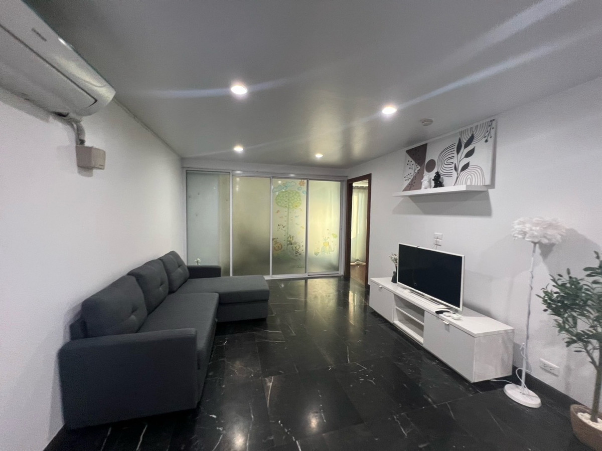 ให้เช่าคอนโดรัชดา ห้วยขวาง : "欢迎中国朋友，室内禁烟"
"ศรีวรา แมนชั่น 2 ใจกลางรัชดา! 🚀 เดิน 5 นาทีถึง MRT ศูนย์วัฒนธรรมฯ! 🚶‍♀️ หลัง Big C & The Street Ratchada ช้อปปิ้ง กิน เที่ยว ครบ! 🏙️ ห้องใหญ่มาก 76 ตร.ม. 2 ห้องนอน เฟอร์ครบ พร้อมเข้าอยู่ทันที! สระว่ายน้ำ ฟิตเนส ซาวน่า ครบ