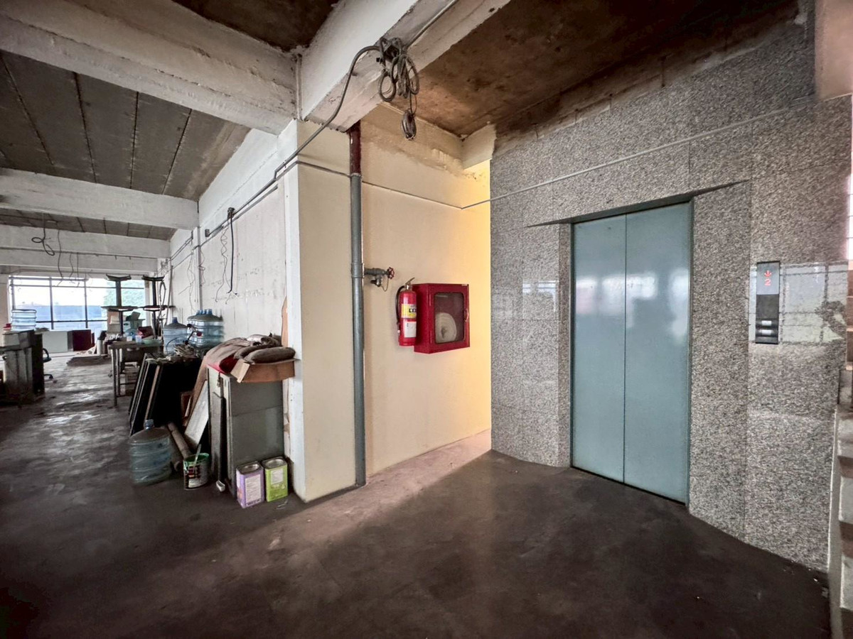 For RentOfficeRamkhamhaeng, Hua Mak : Office space for rent, 4th floor, beautiful open building, suitable for doing business. Next to Ramkhamhaeng Road (N.1922)