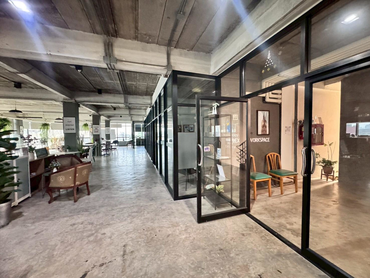 For RentOfficeRamkhamhaeng, Hua Mak : Office space for rent, 5th floor, beautiful open building, suitable for doing business. Next to Ramkhamhaeng Road (N.1923)