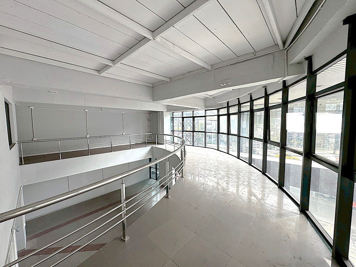 For RentShop HouseRama9, Petchburi, RCA : 🏢 A 7-storey building with a solid structure, located on Rama 9 Road 💥  Special Price 💥 ** NO CO-AGENT ** 