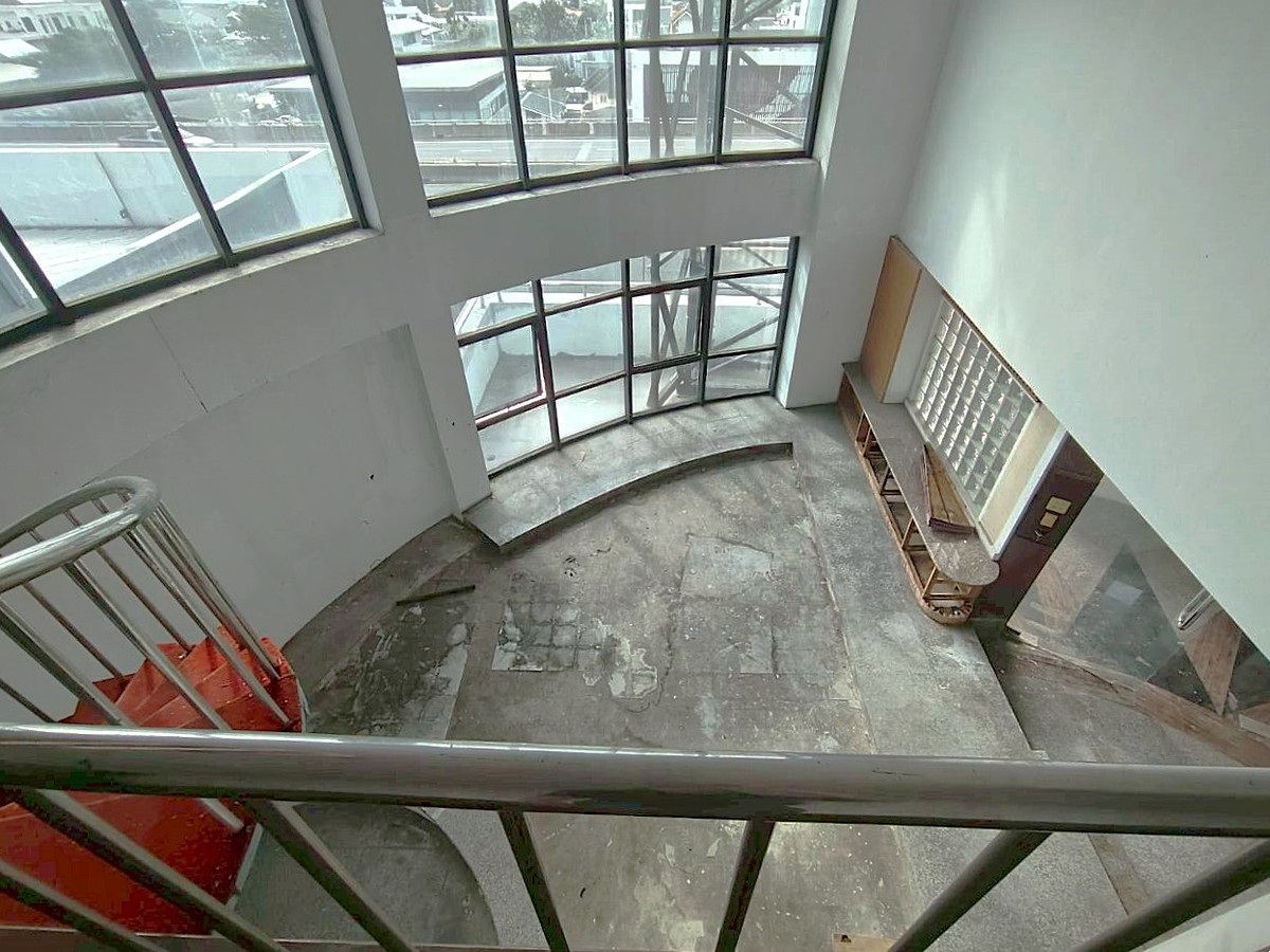 For RentShop HouseRama9, Petchburi, RCA : 🏢 A 7-storey building with a solid structure, located on Rama 9 Road 💥  Special Price 💥 ** NO CO-AGENT ** 