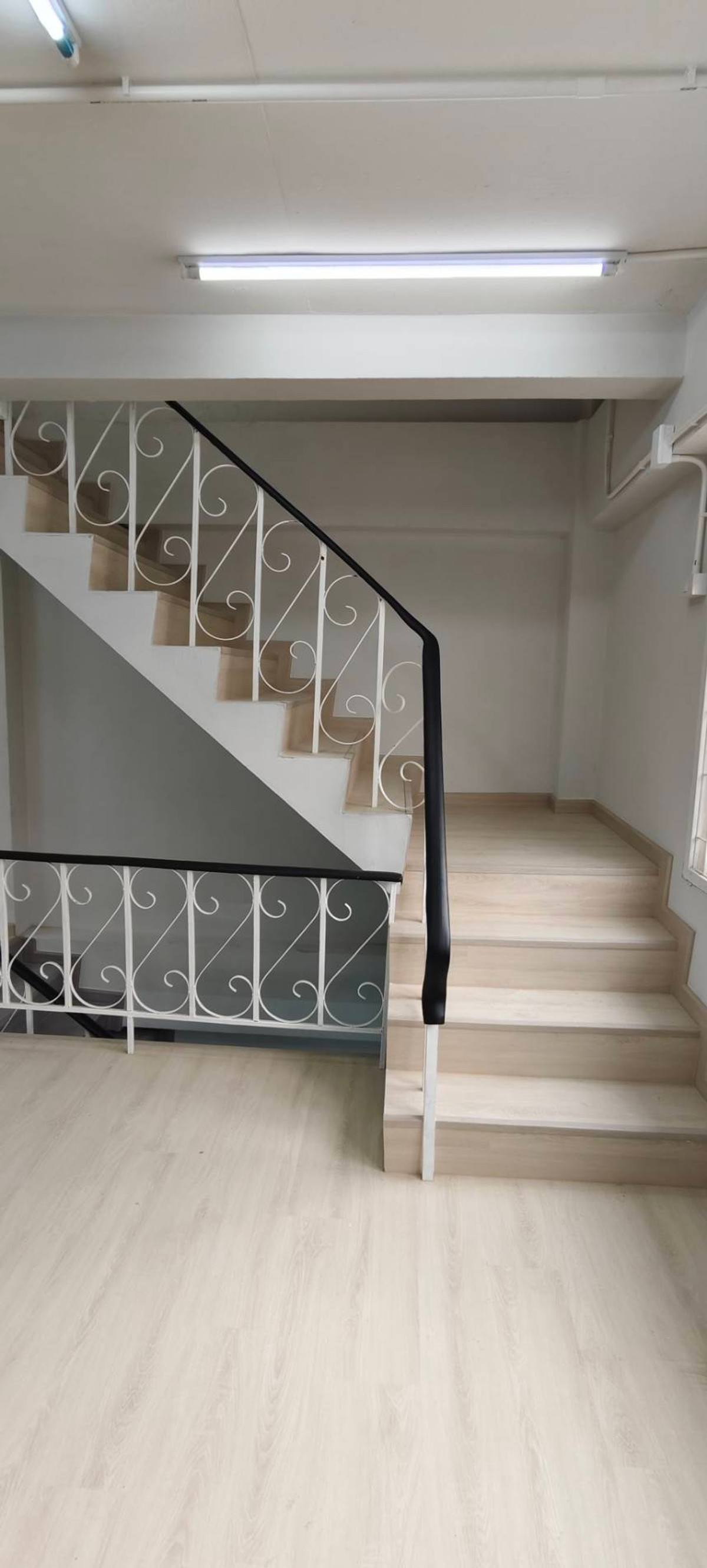 For RentOfficeBangna, Bearing, Lasalle : ✨Rent | Commercial building Bearing, 400 sqm, BTS Bearing, MRT Si Bearing Yellow Line, warehouse office, 3-phase electricity, epoxy flooring, e-commerce space, SME office, Bang Na area, BITEC nearby