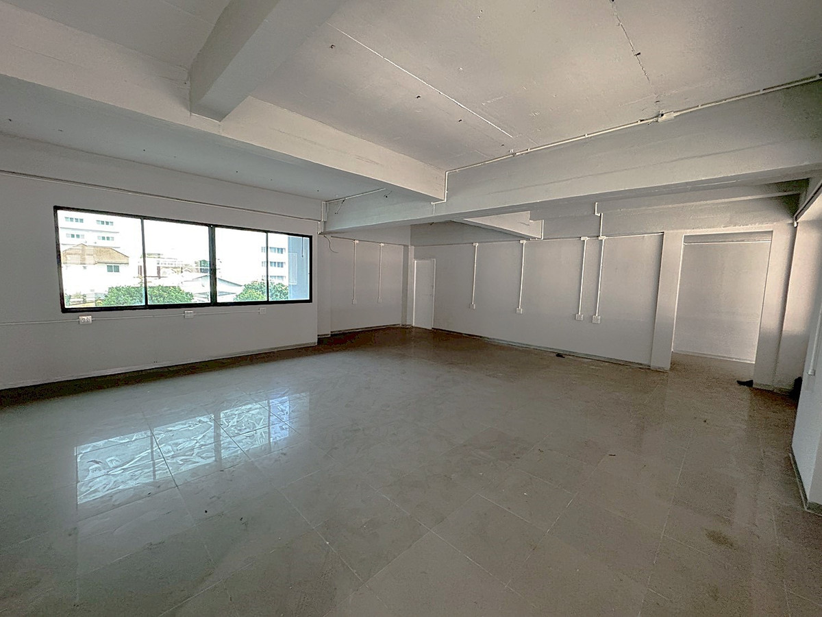 For RentShop HouseRama9, Petchburi, RCA : 🏢 A 7-storey building with a solid structure, located on Rama 9 Road 💥  Special Price 💥 ** NO CO-AGENT ** 