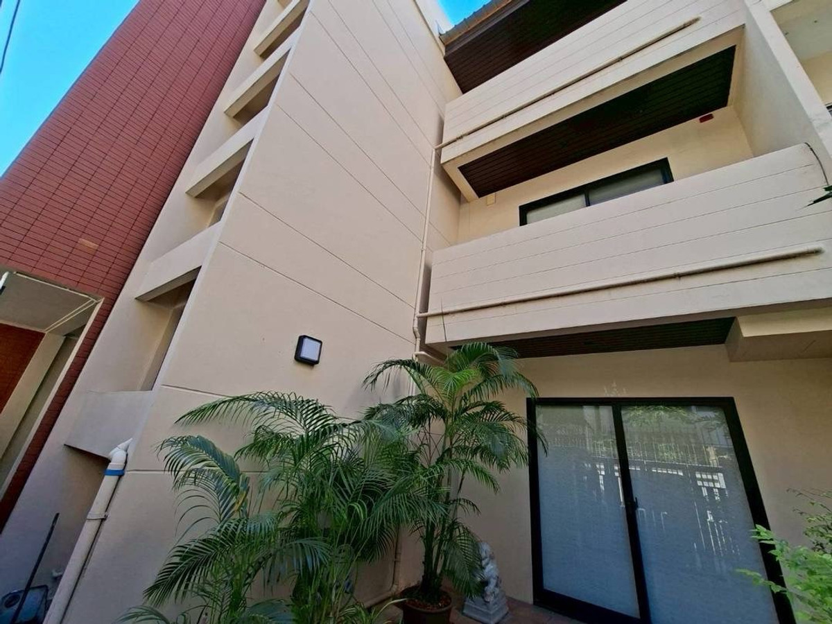 For RentTownhomeSukhumvit, Asoke, Thonglor : PRIVATE TOWNHOME PHROM PHONG SUKHUMVIT NEAR EMPORIUM AND BENJASIRI PARK FOR RUNNING