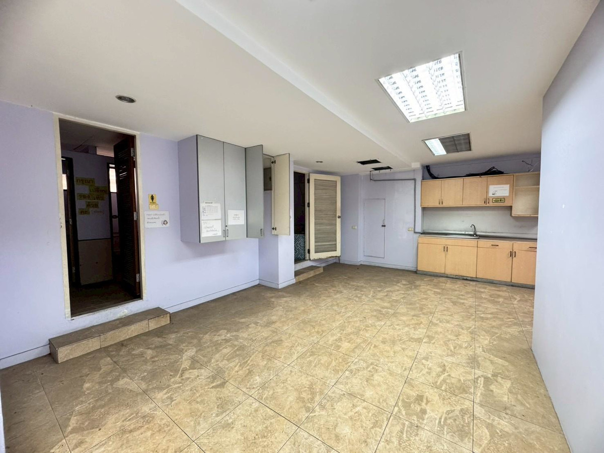 For RentOfficeRamkhamhaeng, Hua Mak : Office space for rent, 1st floor and mezzanine, beautiful open building, next to Ramkhamhaeng Road (N.1920)