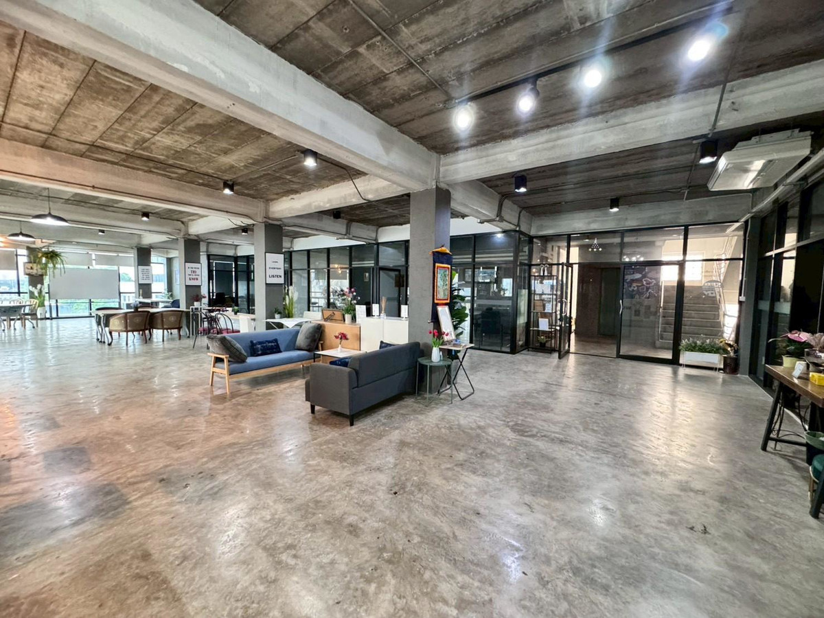 For RentOfficeRamkhamhaeng, Hua Mak : Office space for rent, 5th floor, beautiful open building, suitable for doing business. Next to Ramkhamhaeng Road (N.1923)