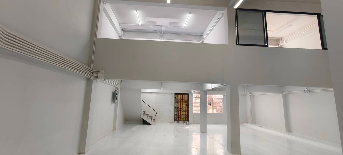 For RentOfficeBangna, Bearing, Lasalle : ✨Rent | Commercial building Bearing, 400 sqm, BTS Bearing, MRT Si Bearing Yellow Line, warehouse office, 3-phase electricity, epoxy flooring, e-commerce space, SME office, Bang Na area, BITEC nearby