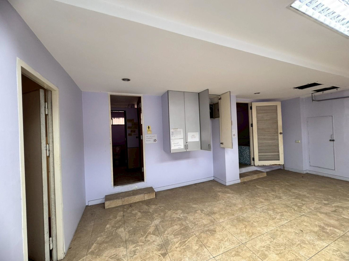 For RentOfficeRamkhamhaeng, Hua Mak : Office space for rent, 1st floor and mezzanine, beautiful open building, next to Ramkhamhaeng Road (N.1920)