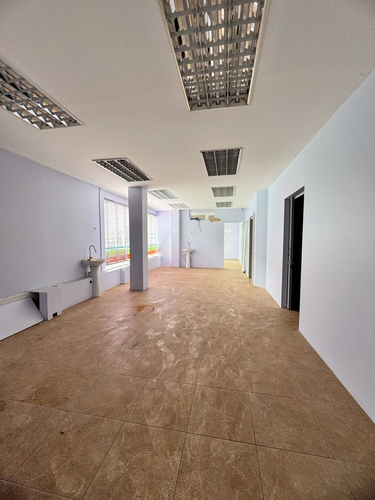 For RentOfficeRamkhamhaeng, Hua Mak : Office space for rent, 1st floor and mezzanine, beautiful open building, next to Ramkhamhaeng Road (N.1920)