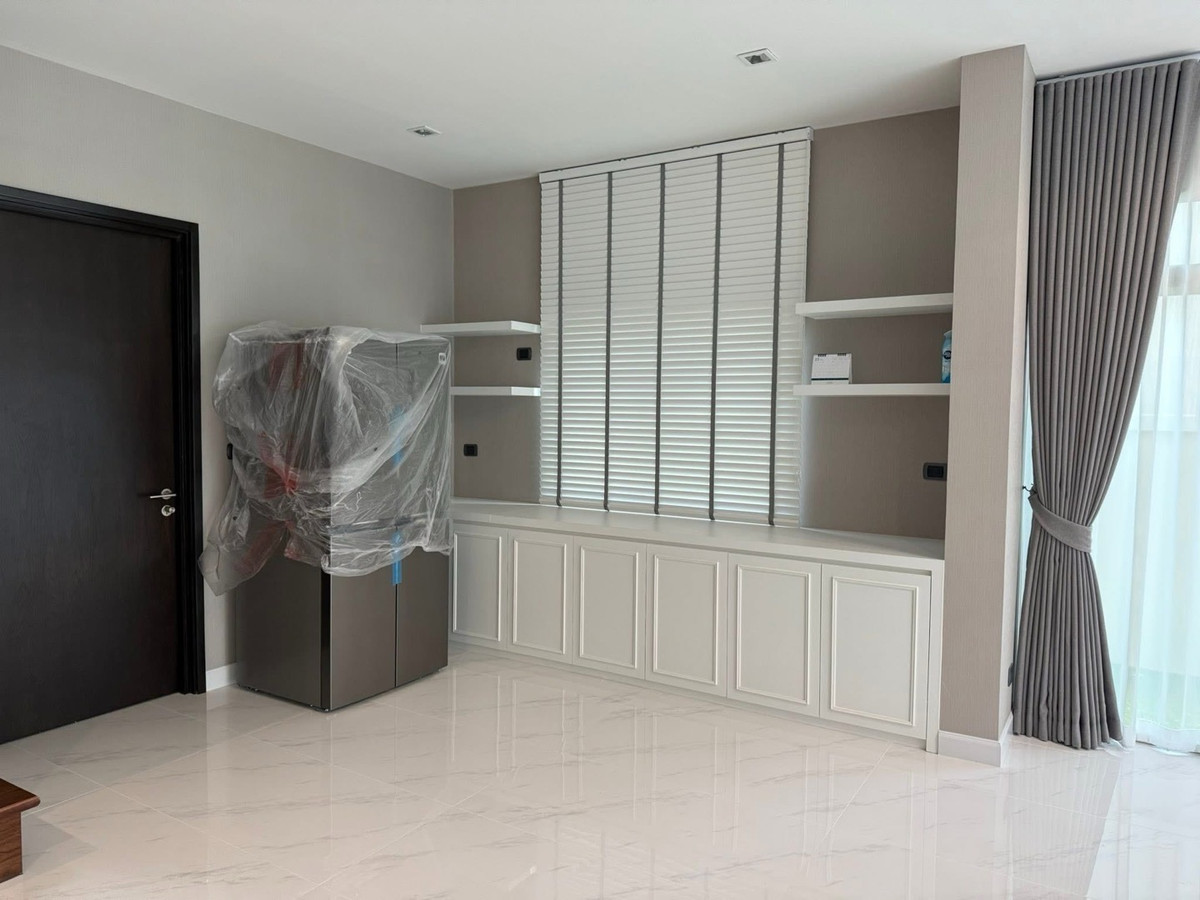 For RentHouseLadkrabang, Suwannaphum Airport : 📢👇Spacious Luxury Home for Rent . Easy access to Sukhumvit Road,expressways, and lifestyle hubs, surrounded by top international schools and community malls.