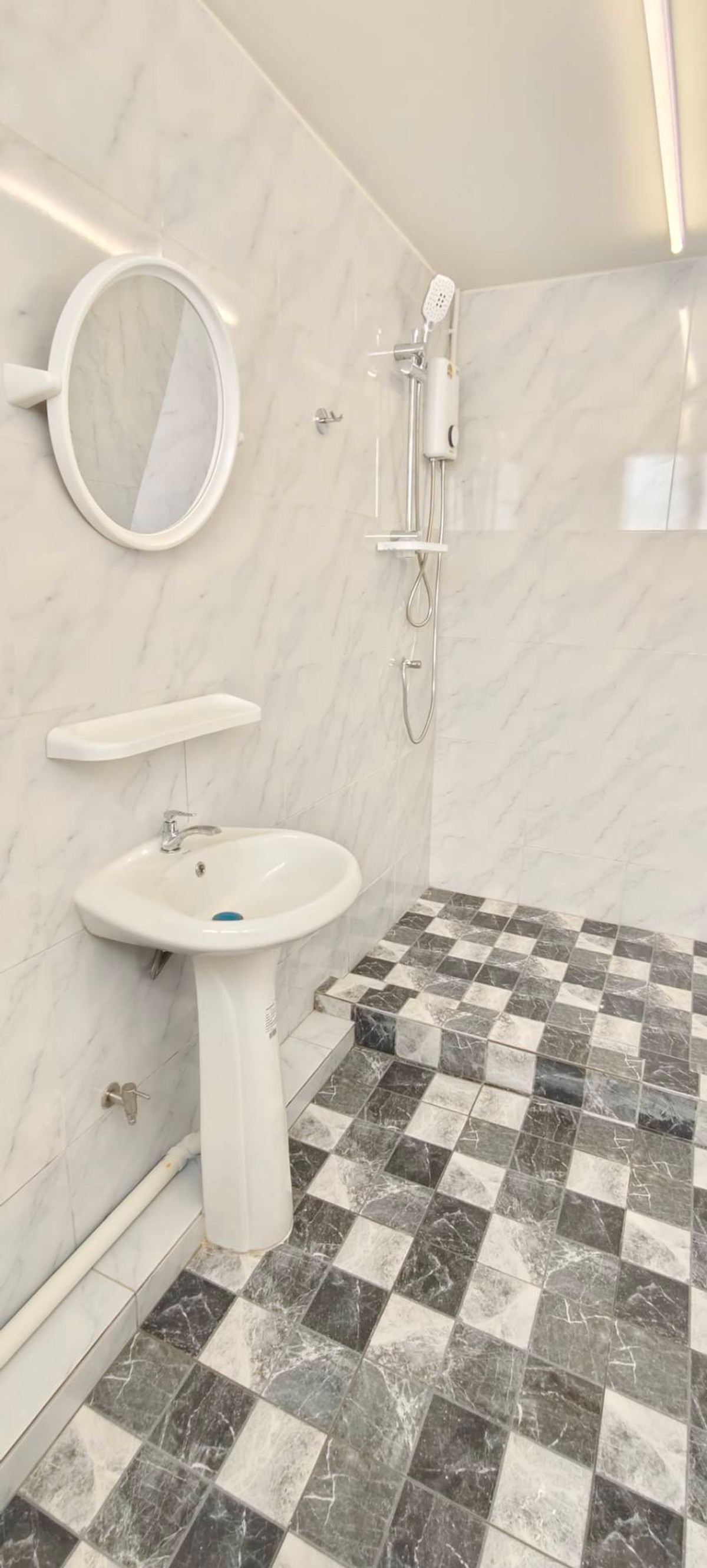 For RentOfficeBangna, Bearing, Lasalle : ✨Rent | Commercial building Bearing, 400 sqm, BTS Bearing, MRT Si Bearing Yellow Line, warehouse office, 3-phase electricity, epoxy flooring, e-commerce space, SME office, Bang Na area, BITEC nearby