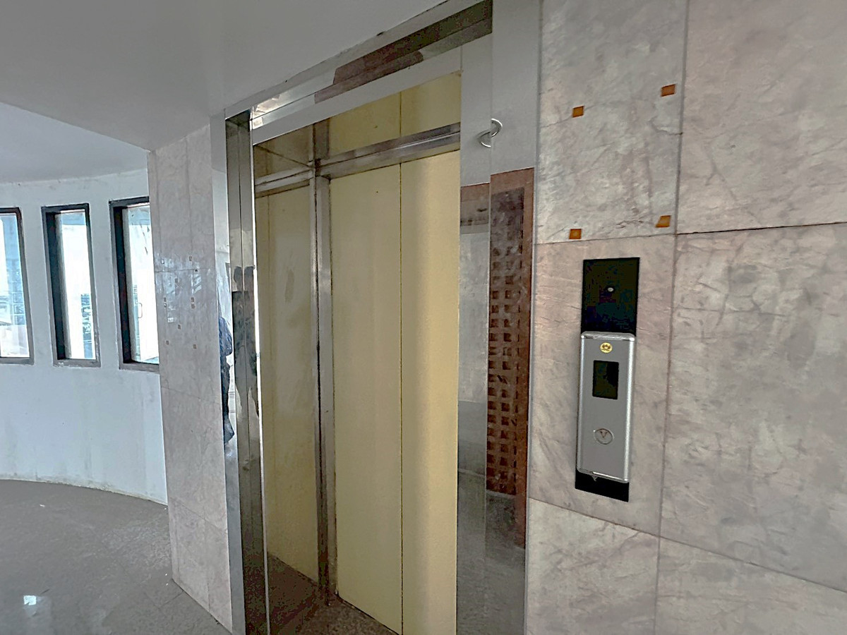 For RentShop HouseRama9, Petchburi, RCA : 🏢 A 7-storey building with a solid structure, located on Rama 9 Road 💥  Special Price 💥 ** NO CO-AGENT ** 