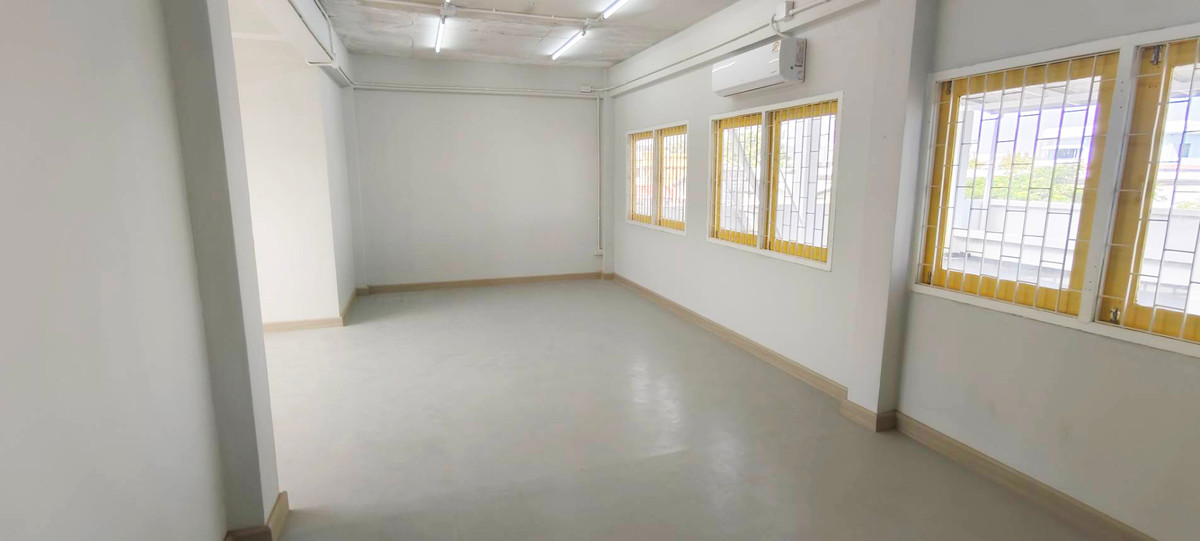 For RentOfficeBangna, Bearing, Lasalle : ✨Rent | Commercial building Bearing, 400 sqm, BTS Bearing, MRT Si Bearing Yellow Line, warehouse office, 3-phase electricity, epoxy flooring, e-commerce space, SME office, Bang Na area, BITEC nearby