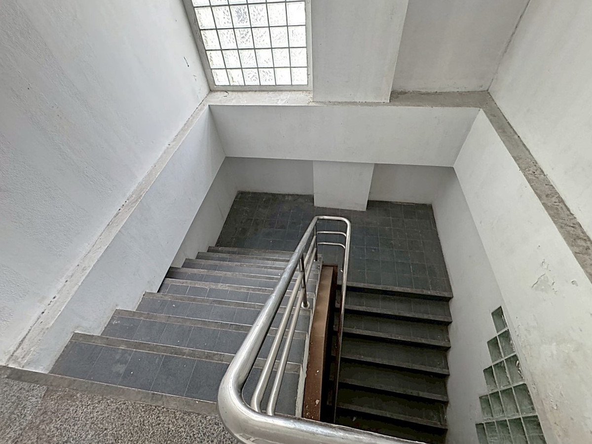 For RentShop HouseRama9, Petchburi, RCA : 🏢 A 7-storey building with a solid structure, located on Rama 9 Road 💥  Special Price 💥 ** NO CO-AGENT ** 