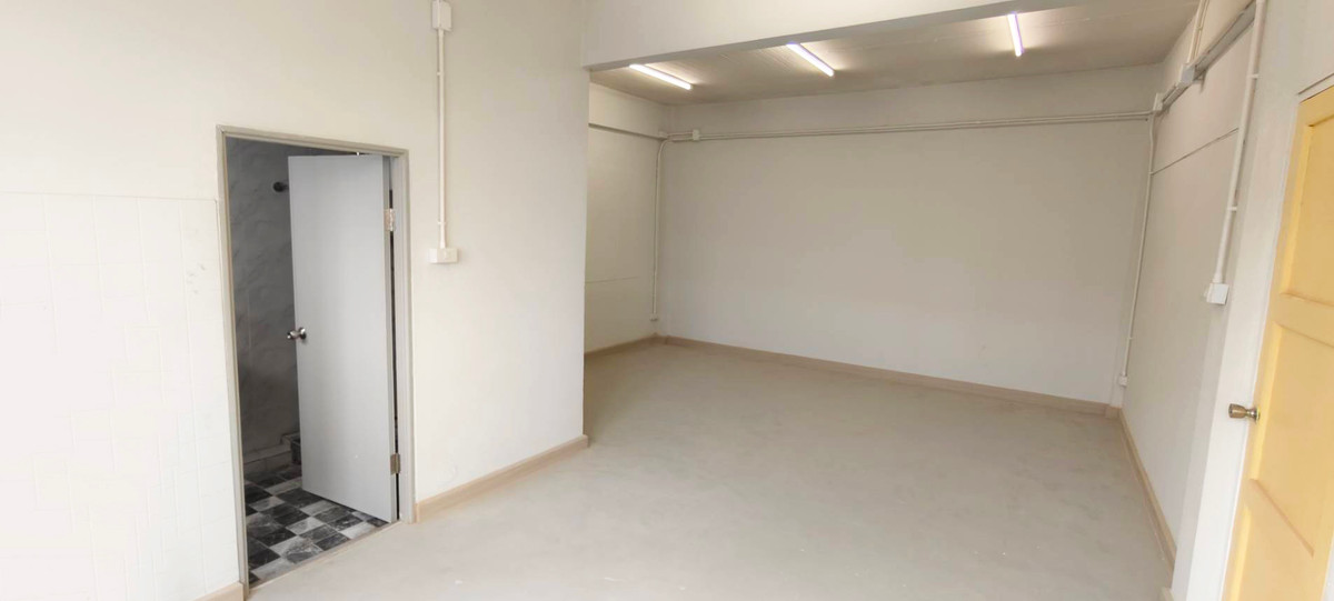 For RentOfficeBangna, Bearing, Lasalle : ✨Rent | Commercial building Bearing, 400 sqm, BTS Bearing, MRT Si Bearing Yellow Line, warehouse office, 3-phase electricity, epoxy flooring, e-commerce space, SME office, Bang Na area, BITEC nearby