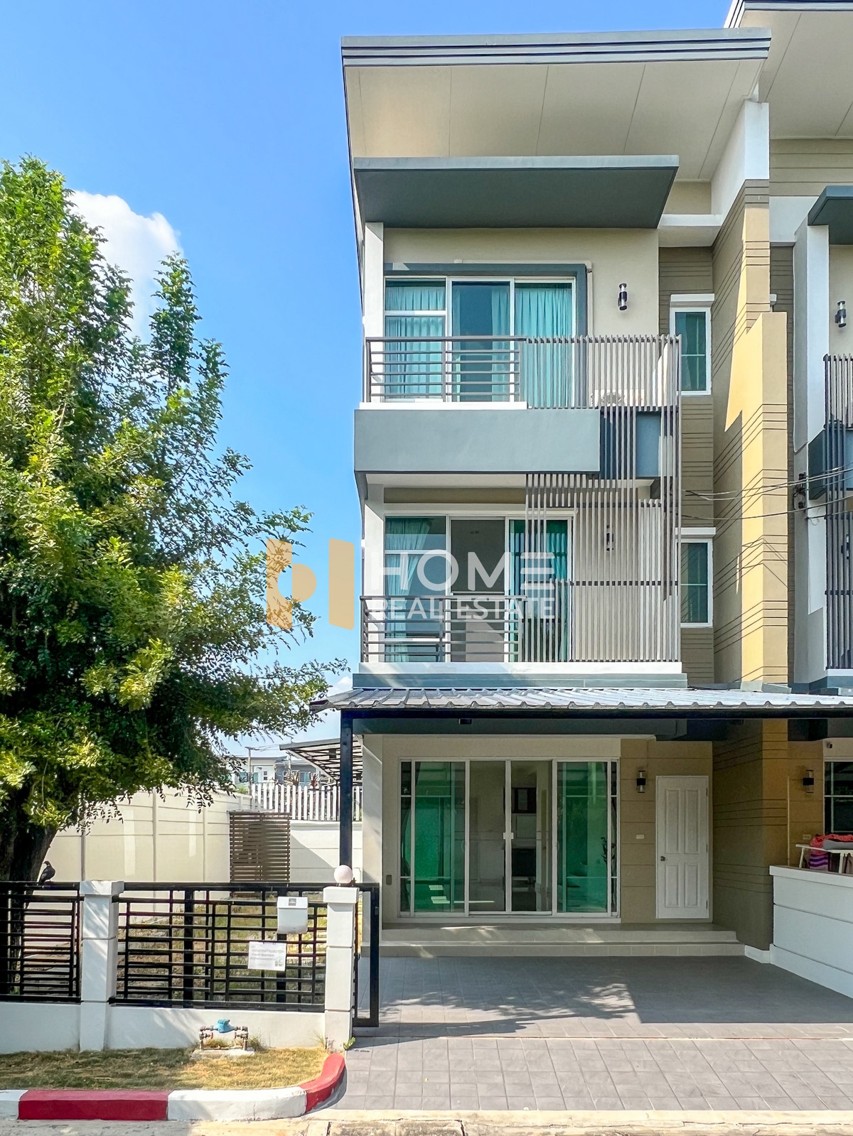 ขายทาวน์โฮมพัฒนาการ ศรีนครินทร์ : ทาวน์ อเวนิว พระราม 9 / 2 ห้องนอน (ขาย), Town Avenue Rama 9 / 2 Bedrooms (FOR SALE) BZD064