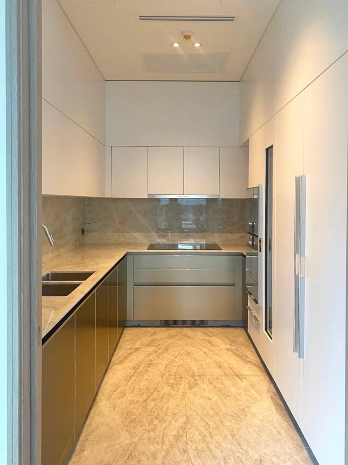 ให้เช่าคอนโดวิทยุ ชิดลม หลังสวน : 📢👇คอนโดซูเปอร์ลักชัวรีบนถนนหลังสวน ทำเลพรีเมียม เดินทางสะดวก ใกล้ศูนย์การค้าชั้นนำ แหล่งไลฟ์สไตล์ และย่านบันเทิงของกรุงเทพฯ ใช้ชีวิตเมืองอย่างเหนือระดับ ใกล้ Central Embassy, Gaysorn Village และสวนลุมพินี ห้องตกแต่งครบพร้อมลิฟต์ส่วนตัว