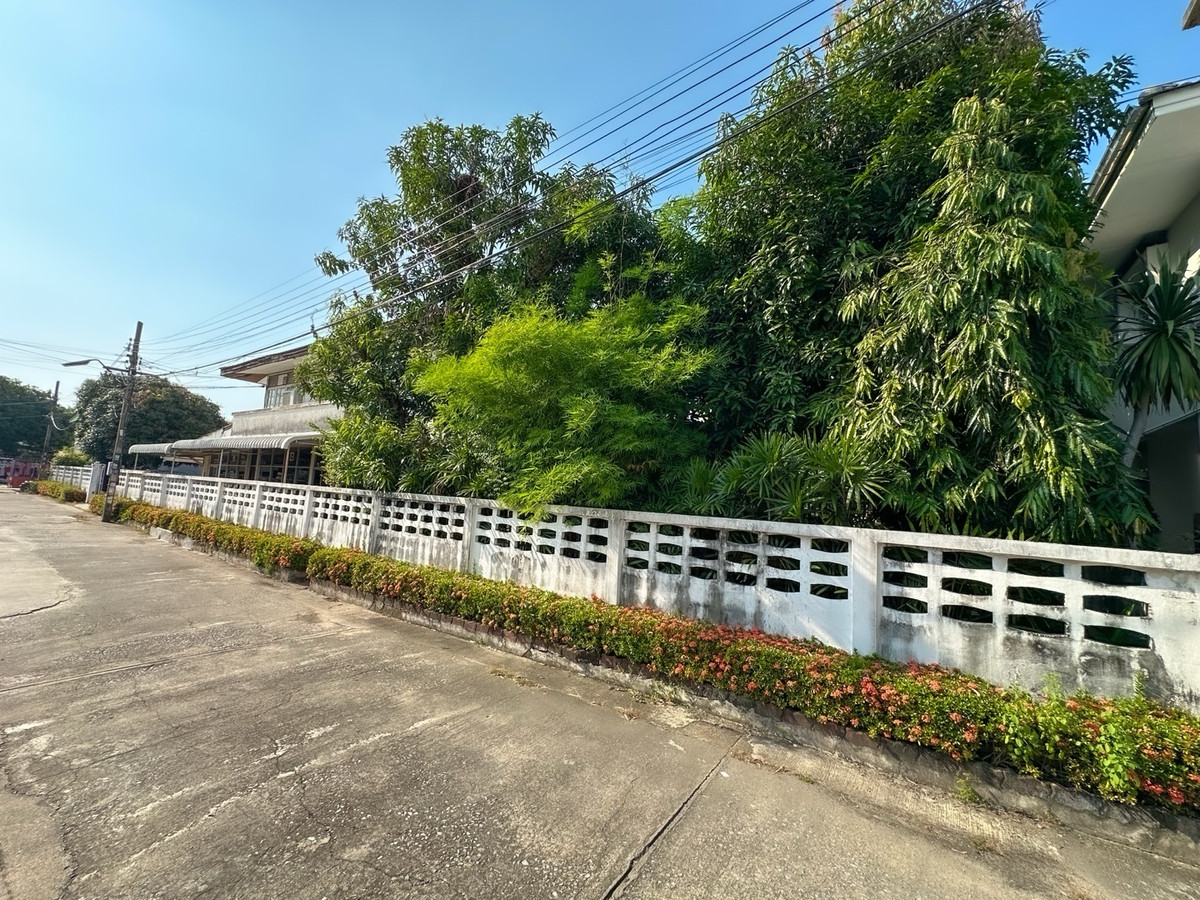 For SaleHome OfficePinklao, Charansanitwong : Home office 208 sq m., near the expressway 700 m., parking for 15 cars! Soi Thung Mangkorn 15, price 19 million baht.