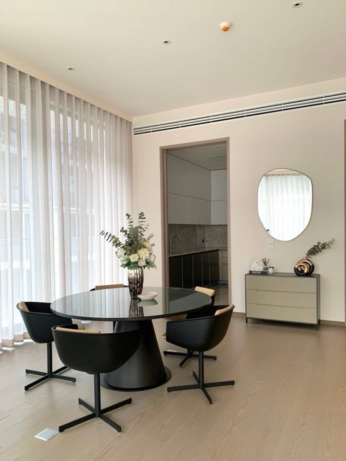 ให้เช่าคอนโดวิทยุ ชิดลม หลังสวน : 📢👇คอนโดซูเปอร์ลักชัวรีบนถนนหลังสวน ทำเลพรีเมียม เดินทางสะดวก ใกล้ศูนย์การค้าชั้นนำ แหล่งไลฟ์สไตล์ และย่านบันเทิงของกรุงเทพฯ ใช้ชีวิตเมืองอย่างเหนือระดับ ใกล้ Central Embassy, Gaysorn Village และสวนลุมพินี ห้องตกแต่งครบพร้อมลิฟต์ส่วนตัว