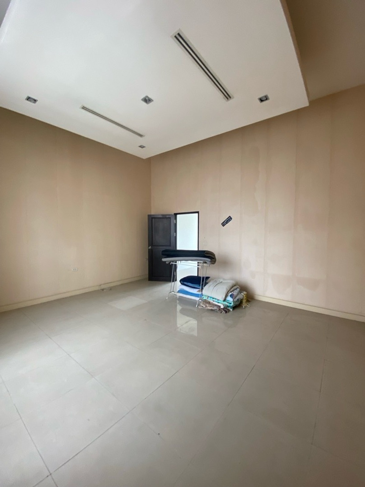 ขายทาวน์โฮมลาดพร้าว เซ็นทรัลลาดพร้าว : ขายด่วนครับ! ทาวน์โฮม4ชั้น 5นอน,5น้ำModern Luxury Town Home ลาดพร้าว-แยกรัชดา ใกล้สถานีรถไฟฟ้า&รถไฟฟ้าใต้ดิน( เหมาะทั้งพักอาศัย&ทำธุรกิจ )ทำเลชั้นในของกรุงเทพ-ย่านธุระกิจ การเดินทางสะดวก ใกล้ทางด่วน เดินทางเข้าใจกลางเมืองเอกมัย ทองหล่อ สุขุมวิ