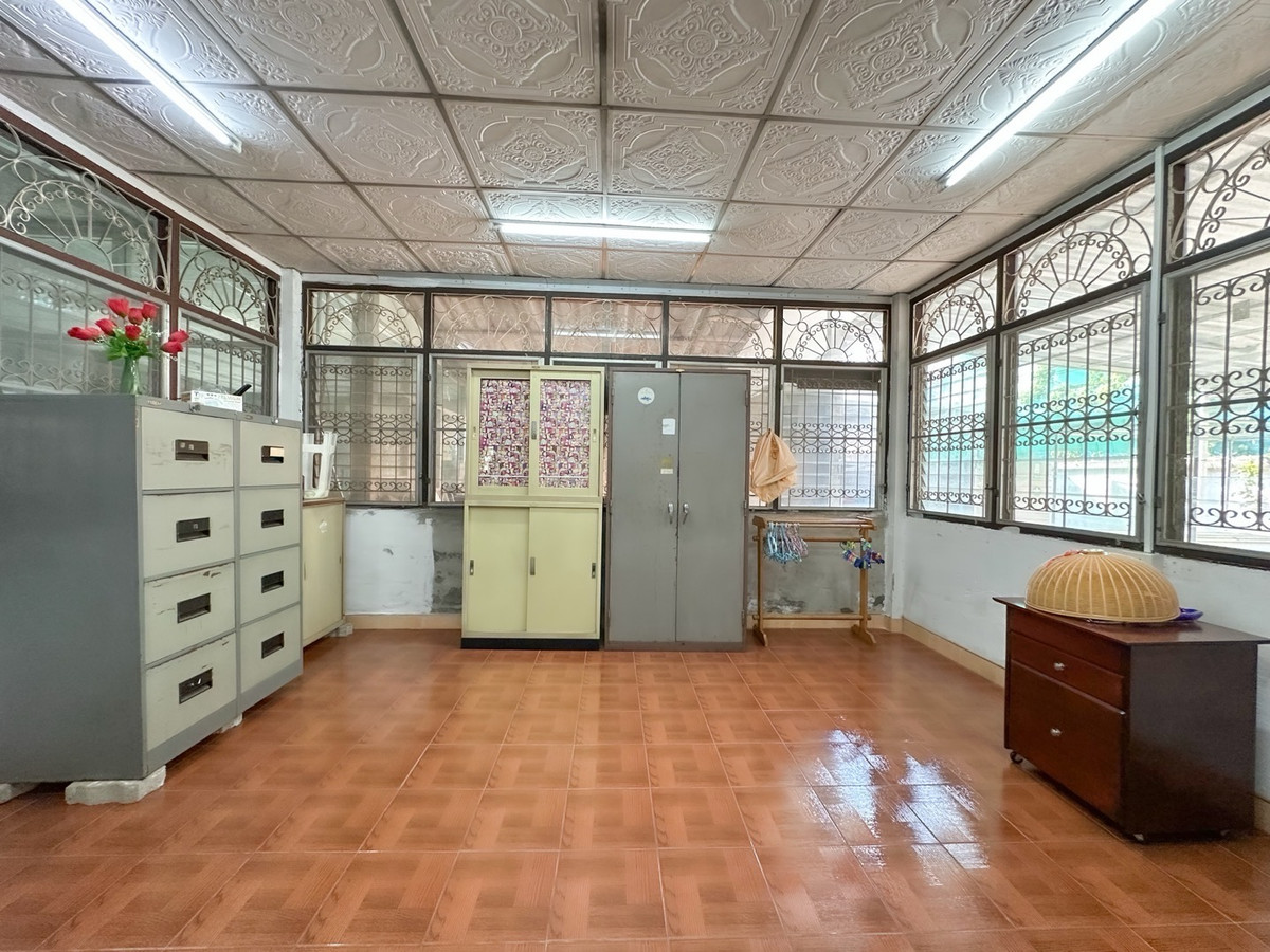 For SaleHome OfficePinklao, Charansanitwong : Home office 208 sq m., near the expressway 700 m., parking for 15 cars! Soi Thung Mangkorn 15, price 19 million baht.