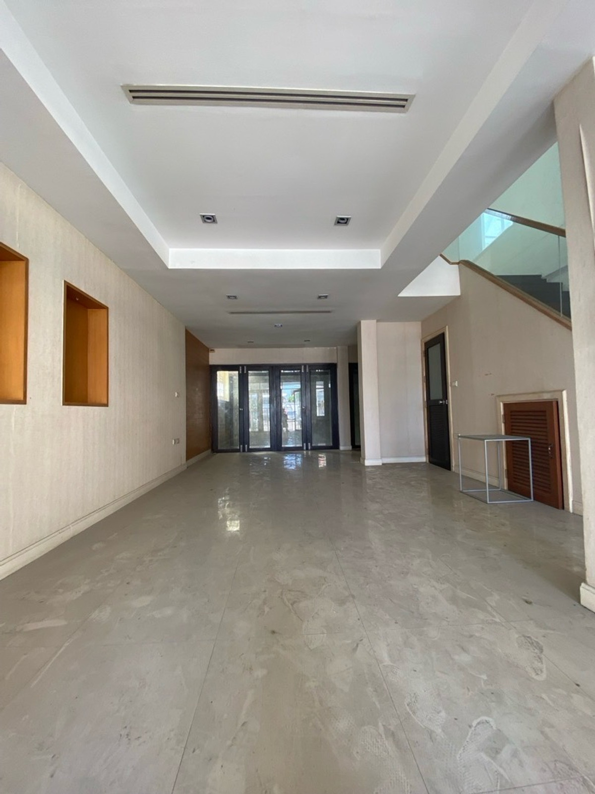 ขายทาวน์โฮมลาดพร้าว เซ็นทรัลลาดพร้าว : ขายด่วนครับ! ทาวน์โฮม4ชั้น 5นอน,5น้ำModern Luxury Town Home ลาดพร้าว-แยกรัชดา ใกล้สถานีรถไฟฟ้า&รถไฟฟ้าใต้ดิน( เหมาะทั้งพักอาศัย&ทำธุรกิจ )ทำเลชั้นในของกรุงเทพ-ย่านธุระกิจ การเดินทางสะดวก ใกล้ทางด่วน เดินทางเข้าใจกลางเมืองเอกมัย ทองหล่อ สุขุมวิ