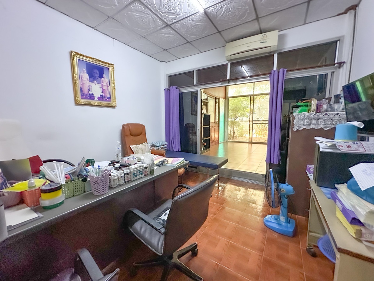 For SaleHome OfficePinklao, Charansanitwong : Home office 208 sq m., near the expressway 700 m., parking for 15 cars! Soi Thung Mangkorn 15, price 19 million baht.