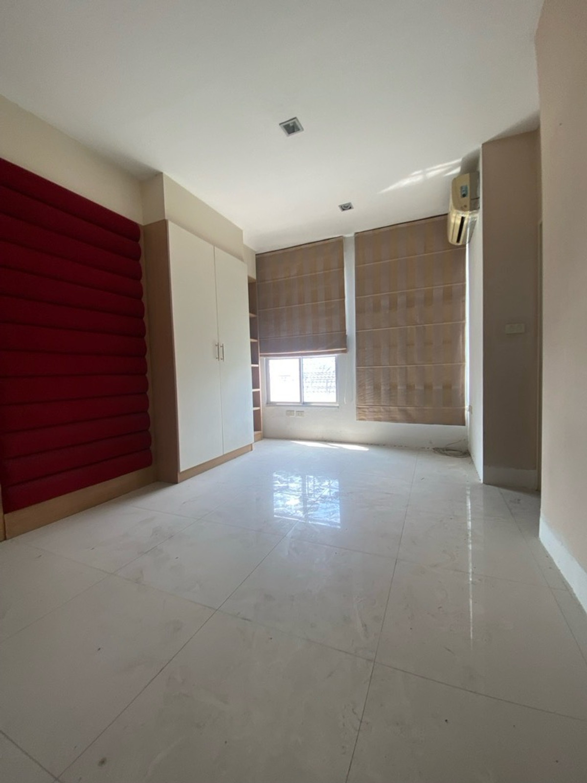 ขายทาวน์โฮมลาดพร้าว เซ็นทรัลลาดพร้าว : ขายด่วนครับ! ทาวน์โฮม4ชั้น 5นอน,5น้ำModern Luxury Town Home ลาดพร้าว-แยกรัชดา ใกล้สถานีรถไฟฟ้า&รถไฟฟ้าใต้ดิน( เหมาะทั้งพักอาศัย&ทำธุรกิจ )ทำเลชั้นในของกรุงเทพ-ย่านธุระกิจ การเดินทางสะดวก ใกล้ทางด่วน เดินทางเข้าใจกลางเมืองเอกมัย ทองหล่อ สุขุมวิ