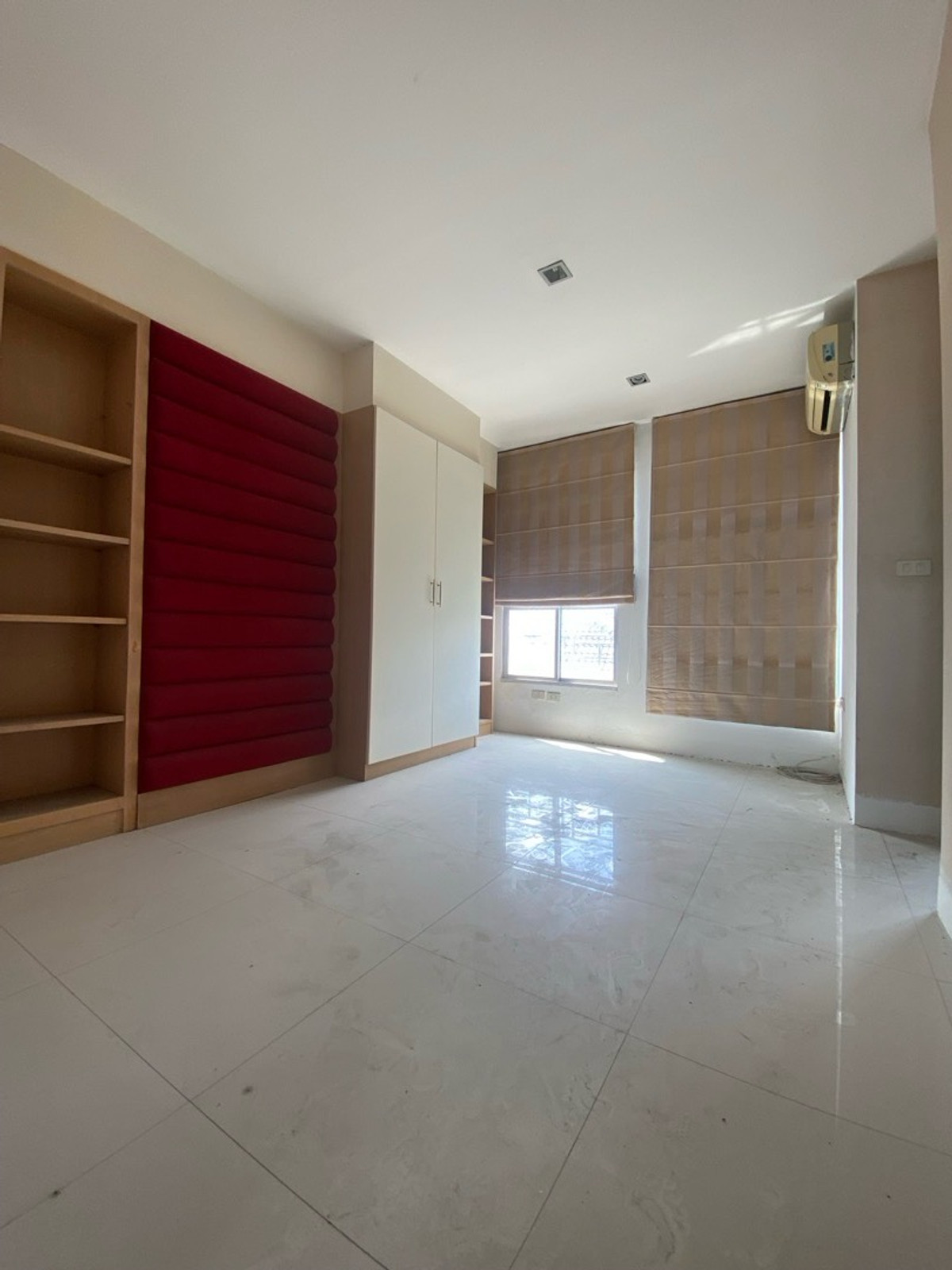 ขายทาวน์โฮมลาดพร้าว เซ็นทรัลลาดพร้าว : ขายด่วนครับ! ทาวน์โฮม4ชั้น 5นอน,5น้ำModern Luxury Town Home ลาดพร้าว-แยกรัชดา ใกล้สถานีรถไฟฟ้า&รถไฟฟ้าใต้ดิน( เหมาะทั้งพักอาศัย&ทำธุรกิจ )ทำเลชั้นในของกรุงเทพ-ย่านธุระกิจ การเดินทางสะดวก ใกล้ทางด่วน เดินทางเข้าใจกลางเมืองเอกมัย ทองหล่อ สุขุมวิ