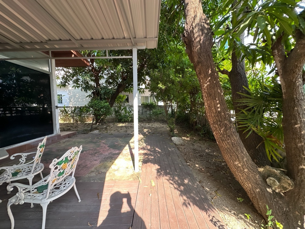 For SaleHome OfficePinklao, Charansanitwong : Home office 208 sq m., near the expressway 700 m., parking for 15 cars! Soi Thung Mangkorn 15, price 19 million baht.