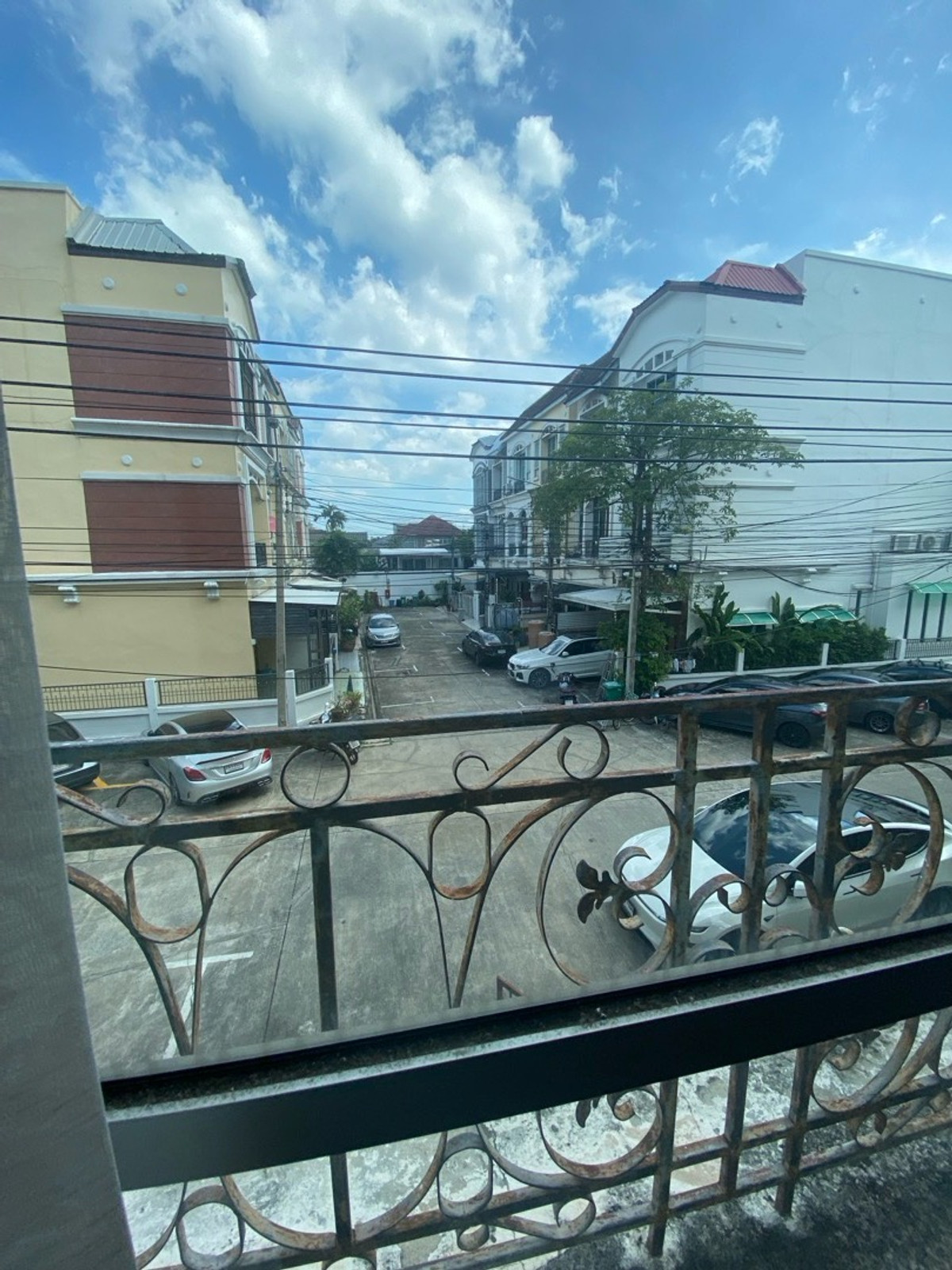 ขายทาวน์โฮมลาดพร้าว เซ็นทรัลลาดพร้าว : ขายด่วนครับ! ทาวน์โฮม4ชั้น 5นอน,5น้ำModern Luxury Town Home ลาดพร้าว-แยกรัชดา ใกล้สถานีรถไฟฟ้า&รถไฟฟ้าใต้ดิน( เหมาะทั้งพักอาศัย&ทำธุรกิจ )ทำเลชั้นในของกรุงเทพ-ย่านธุระกิจ การเดินทางสะดวก ใกล้ทางด่วน เดินทางเข้าใจกลางเมืองเอกมัย ทองหล่อ สุขุมวิ