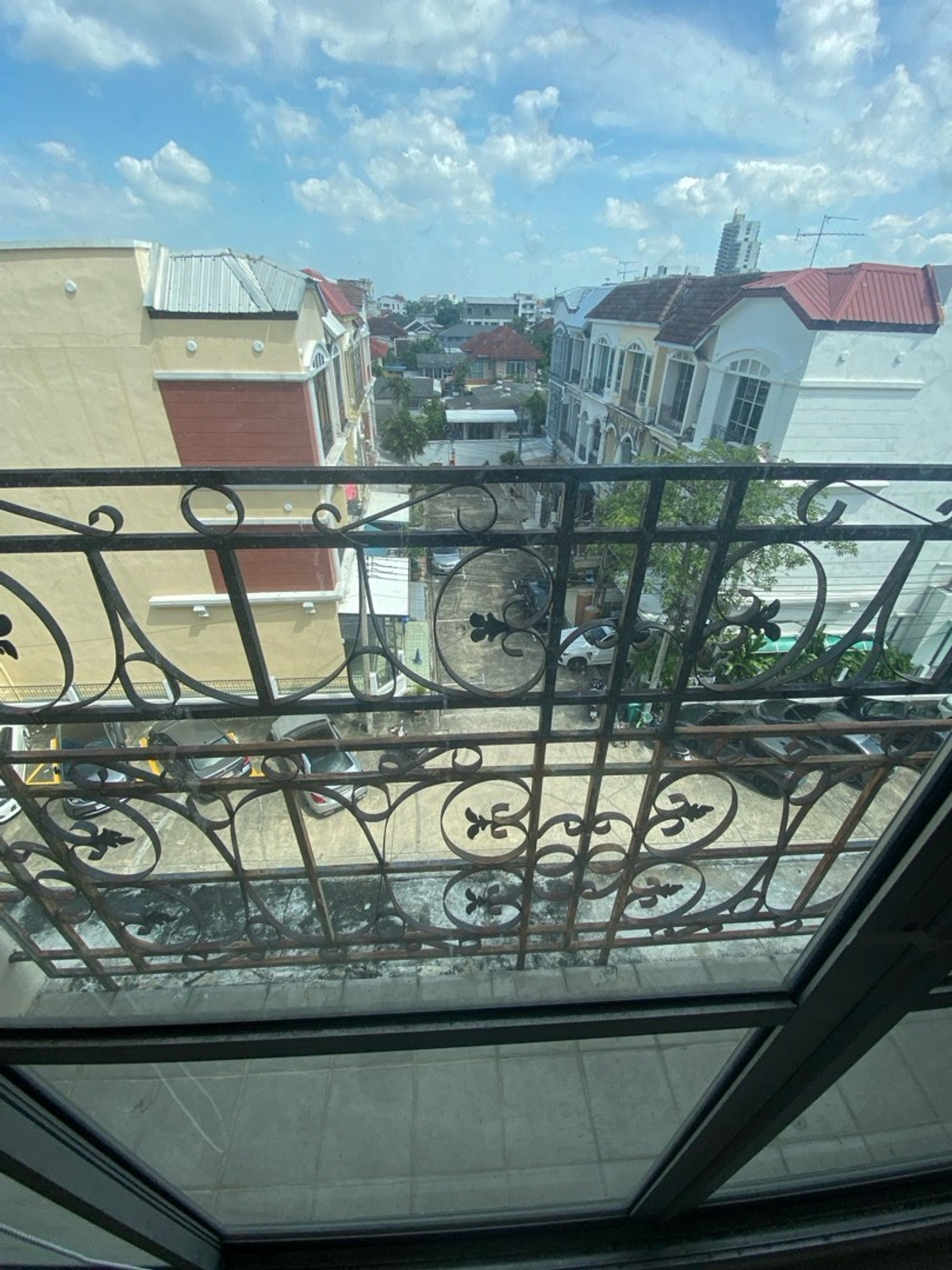 ขายทาวน์โฮมลาดพร้าว เซ็นทรัลลาดพร้าว : ขายด่วนครับ! ทาวน์โฮม4ชั้น 5นอน,5น้ำModern Luxury Town Home ลาดพร้าว-แยกรัชดา ใกล้สถานีรถไฟฟ้า&รถไฟฟ้าใต้ดิน( เหมาะทั้งพักอาศัย&ทำธุรกิจ )ทำเลชั้นในของกรุงเทพ-ย่านธุระกิจ การเดินทางสะดวก ใกล้ทางด่วน เดินทางเข้าใจกลางเมืองเอกมัย ทองหล่อ สุขุมวิ