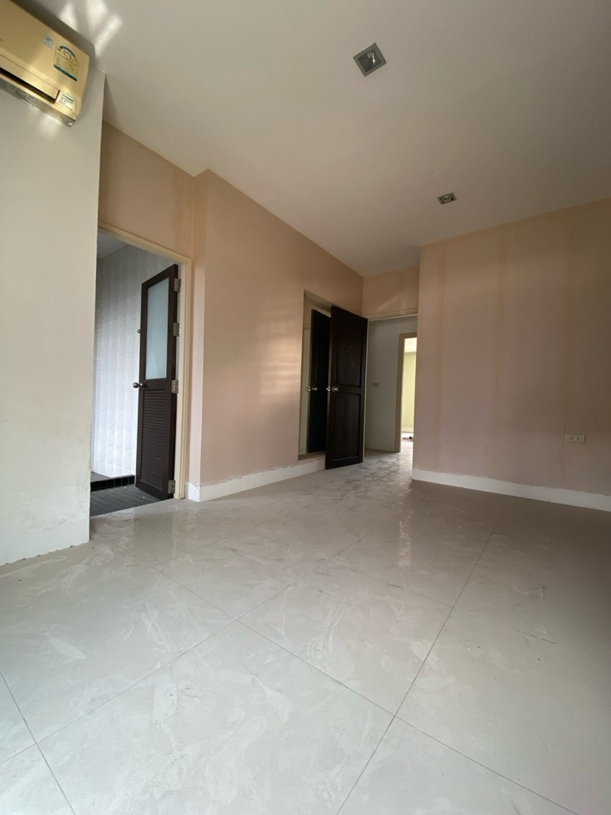 ขายทาวน์โฮมลาดพร้าว เซ็นทรัลลาดพร้าว : ขายด่วนครับ! ทาวน์โฮม4ชั้น 5นอน,5น้ำModern Luxury Town Home ลาดพร้าว-แยกรัชดา ใกล้สถานีรถไฟฟ้า&รถไฟฟ้าใต้ดิน( เหมาะทั้งพักอาศัย&ทำธุรกิจ )ทำเลชั้นในของกรุงเทพ-ย่านธุระกิจ การเดินทางสะดวก ใกล้ทางด่วน เดินทางเข้าใจกลางเมืองเอกมัย ทองหล่อ สุขุมวิ