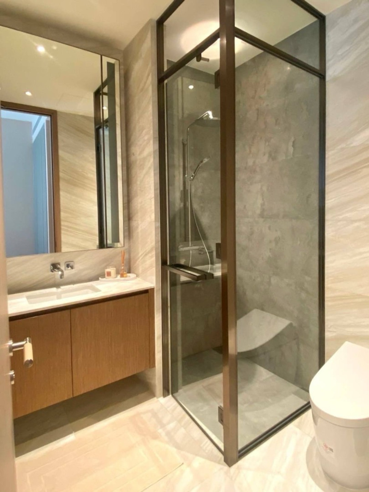 ให้เช่าคอนโดวิทยุ ชิดลม หลังสวน : 📢👇คอนโดซูเปอร์ลักชัวรีบนถนนหลังสวน ทำเลพรีเมียม เดินทางสะดวก ใกล้ศูนย์การค้าชั้นนำ แหล่งไลฟ์สไตล์ และย่านบันเทิงของกรุงเทพฯ ใช้ชีวิตเมืองอย่างเหนือระดับ ใกล้ Central Embassy, Gaysorn Village และสวนลุมพินี ห้องตกแต่งครบพร้อมลิฟต์ส่วนตัว