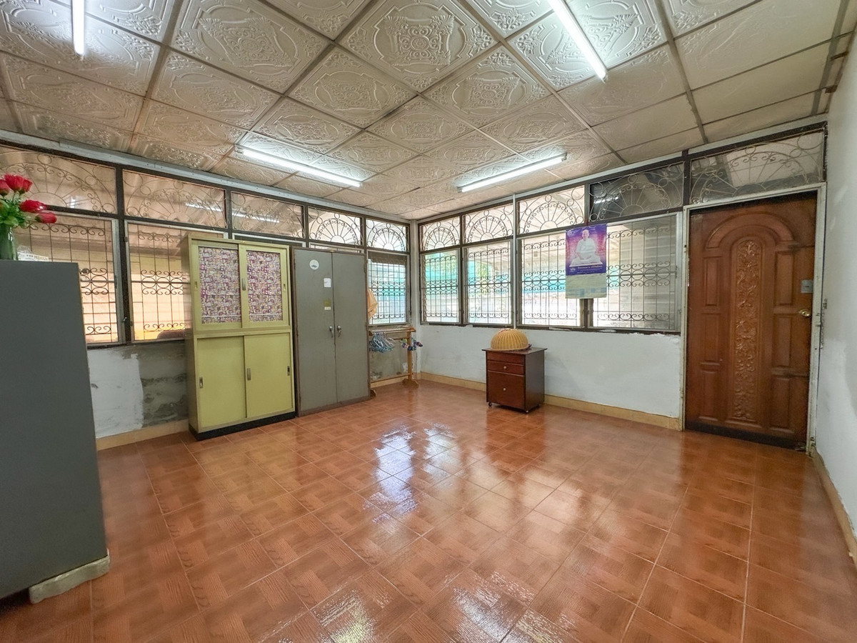 For SaleHome OfficePinklao, Charansanitwong : Home office 208 sq m., near the expressway 700 m., parking for 15 cars! Soi Thung Mangkorn 15, price 19 million baht.