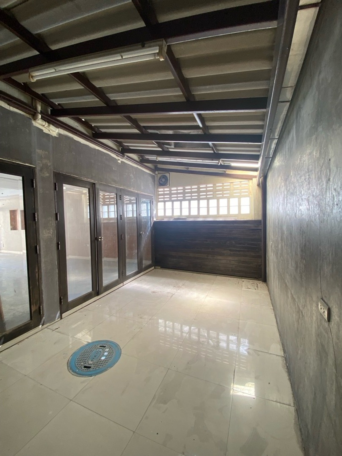 ขายทาวน์โฮมลาดพร้าว เซ็นทรัลลาดพร้าว : ขายด่วนครับ! ทาวน์โฮม4ชั้น 5นอน,5น้ำModern Luxury Town Home ลาดพร้าว-แยกรัชดา ใกล้สถานีรถไฟฟ้า&รถไฟฟ้าใต้ดิน( เหมาะทั้งพักอาศัย&ทำธุรกิจ )ทำเลชั้นในของกรุงเทพ-ย่านธุระกิจ การเดินทางสะดวก ใกล้ทางด่วน เดินทางเข้าใจกลางเมืองเอกมัย ทองหล่อ สุขุมวิ