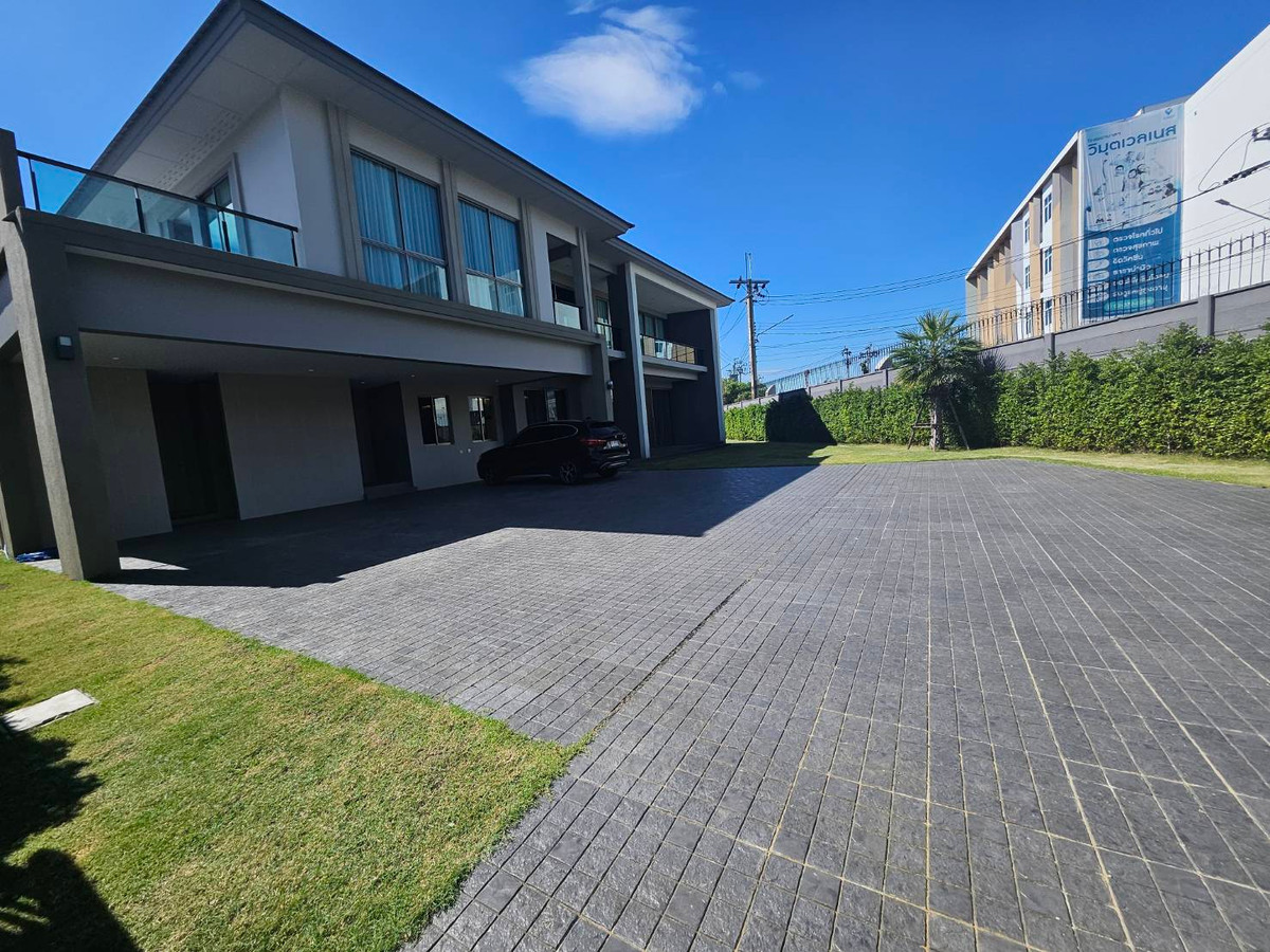 For RentHouseLadkrabang, Suwannaphum Airport : HR3082 Exclusive Rental, large 2-story detached house, usable area 452 sq m, The Palm Bangna-Wongwaen project.