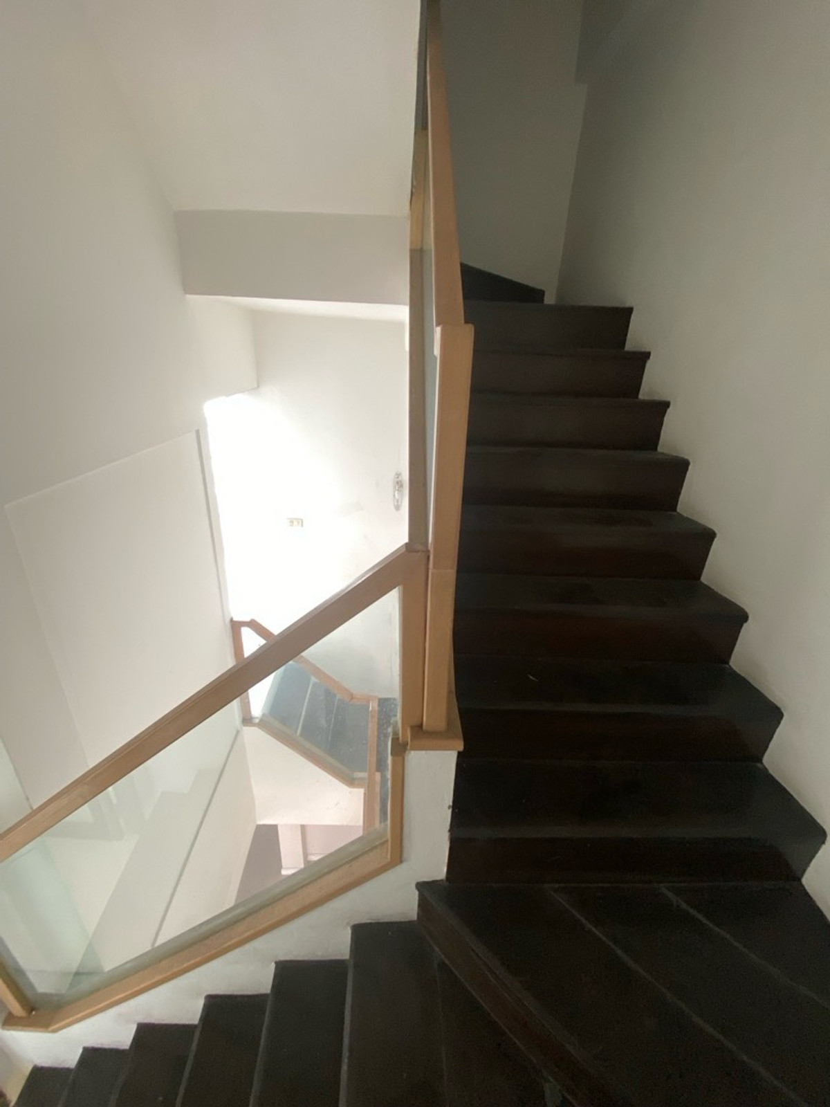 ขายทาวน์โฮมลาดพร้าว เซ็นทรัลลาดพร้าว : ขายด่วนครับ! ทาวน์โฮม4ชั้น 5นอน,5น้ำModern Luxury Town Home ลาดพร้าว-แยกรัชดา ใกล้สถานีรถไฟฟ้า&รถไฟฟ้าใต้ดิน( เหมาะทั้งพักอาศัย&ทำธุรกิจ )ทำเลชั้นในของกรุงเทพ-ย่านธุระกิจ การเดินทางสะดวก ใกล้ทางด่วน เดินทางเข้าใจกลางเมืองเอกมัย ทองหล่อ สุขุมวิ