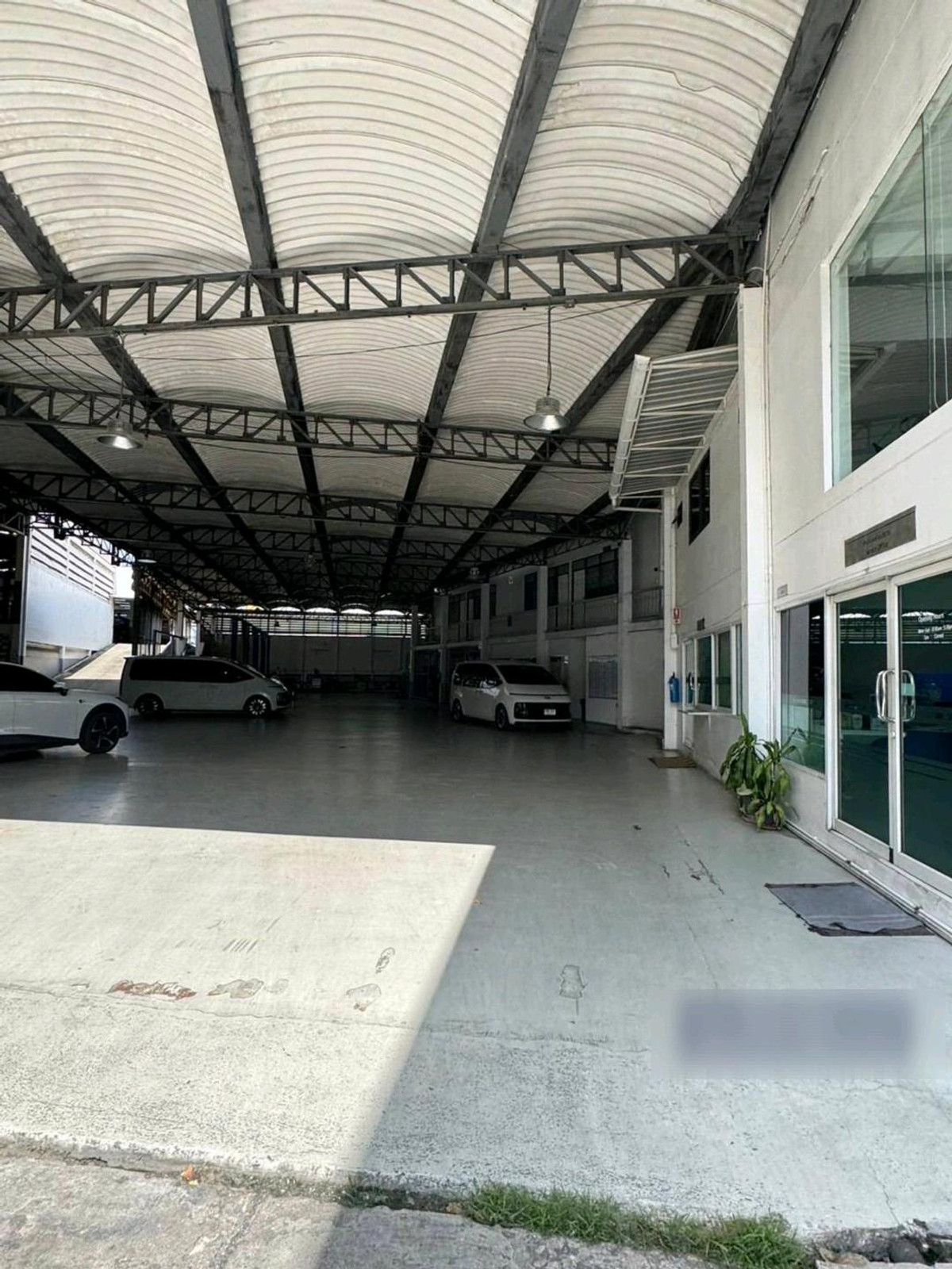 ให้เช่าโชว์รูมนวมินทร์ รามอินทรา : ให้เช่าโชว์รูมรถ + ออฟฟิศ + โกดัง รวมพื้นที่กว่า 1,000 ตร.ม. รามอินทรา กม.4 (ติดถนนใหญ่)