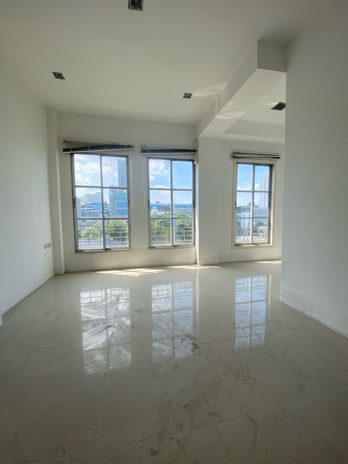 ขายทาวน์โฮมลาดพร้าว เซ็นทรัลลาดพร้าว : ขายด่วนครับ! ทาวน์โฮม4ชั้น 5นอน,5น้ำModern Luxury Town Home ลาดพร้าว-แยกรัชดา ใกล้สถานีรถไฟฟ้า&รถไฟฟ้าใต้ดิน( เหมาะทั้งพักอาศัย&ทำธุรกิจ )ทำเลชั้นในของกรุงเทพ-ย่านธุระกิจ การเดินทางสะดวก ใกล้ทางด่วน เดินทางเข้าใจกลางเมืองเอกมัย ทองหล่อ สุขุมวิ